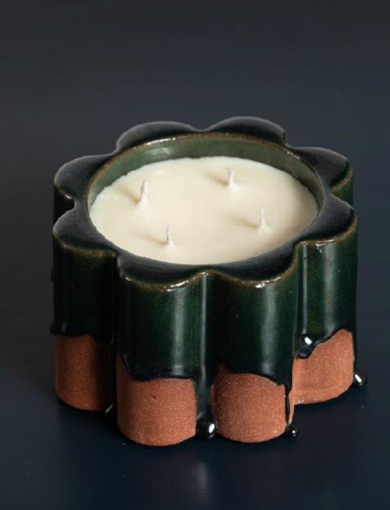 Soy candle Inno(s)cent - dark green by Milan Pekar, Amansoycandles
Dimensions: 15 x 15 x 7 cm
Materials: Ceramic

Handmade in the Czech Republic. 
Also available in different colors.

The scent of Incense (K. Vavrova) is inspired by the