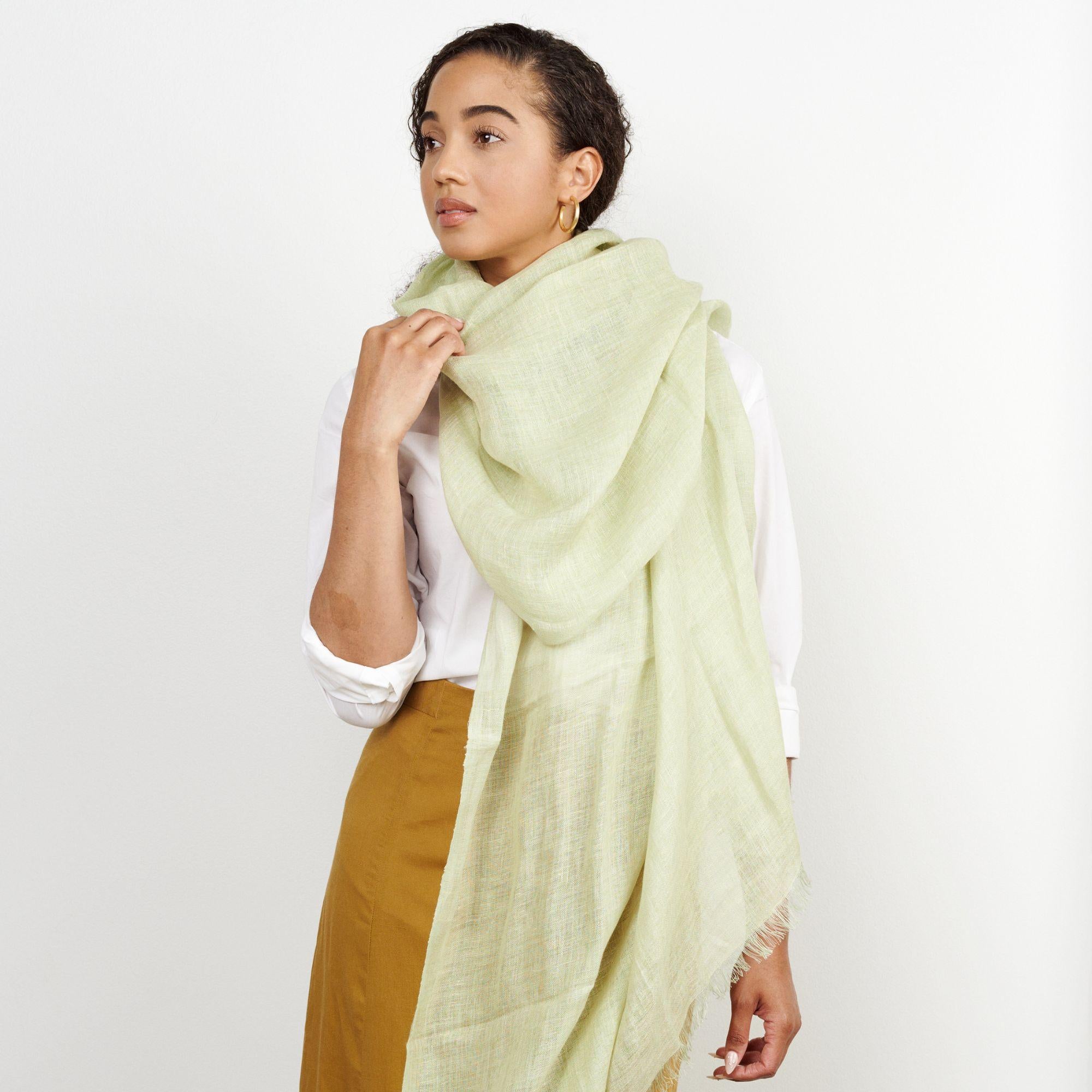 Soya ist ein solider, zeitloser Schal, der ein echter Hingucker ist.  ein nachhaltiges, luxuriöses Schmuckstück und unterstützt zudem ethische Handwerkergemeinschaften. Ein klassisches Unisex-Teil, es  kann das ganze Jahr über getragen werden.