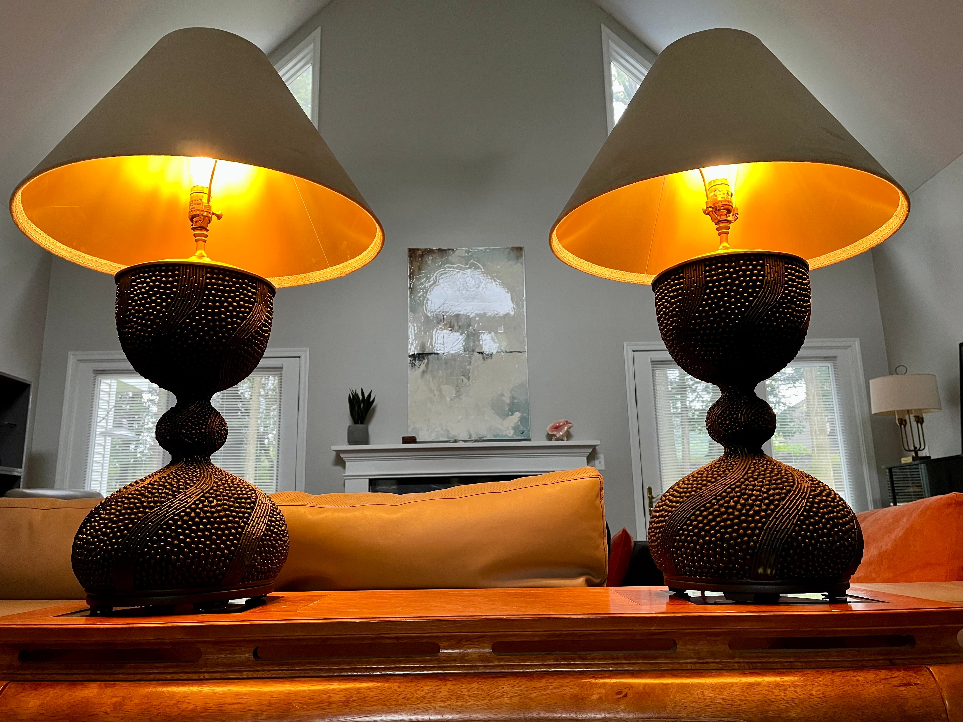 Un ensemble étonnant de lampes hobnail en verre SP lighting avec abat-jour en daim beige et intérieur en feuille d'or doublé d'un ruban en haut et en bas.