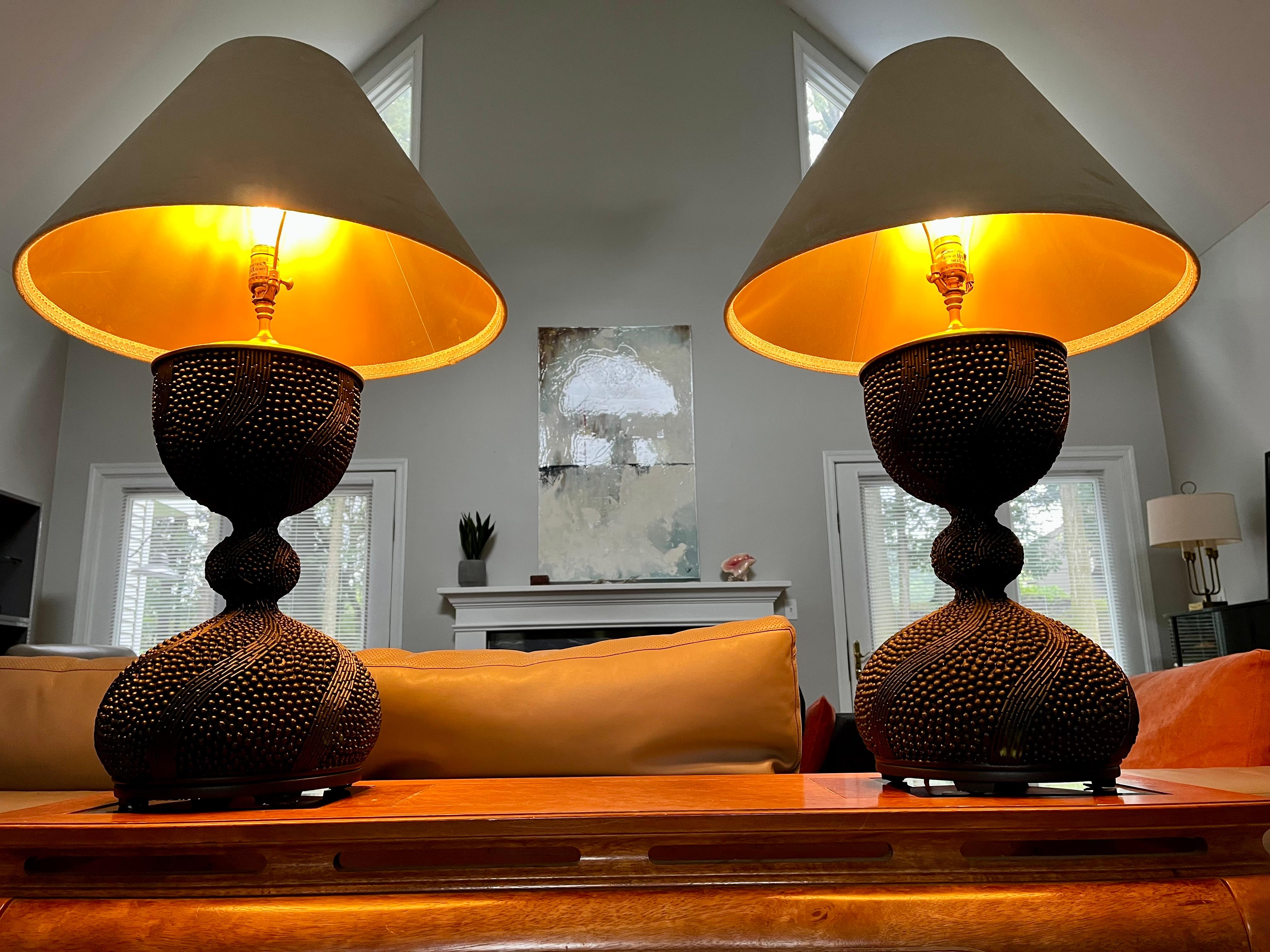Peint Lampe cloutée SP, abat-jour en daim avec intérieur en feuille d'or et embout en bulle en vente