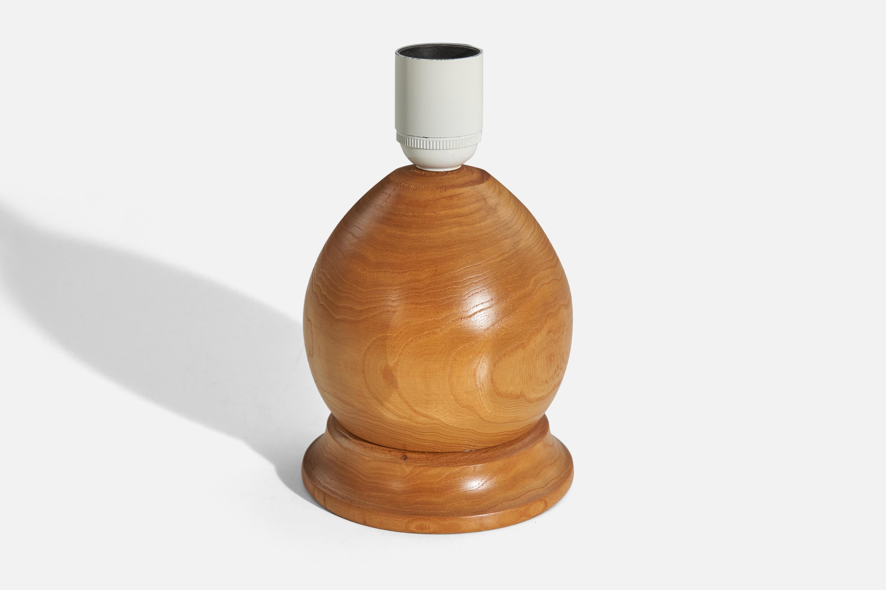 S.P. Slöjd, Table Lamp, Pine, Sweden, 1970s In Good Condition For Sale In High Point, NC