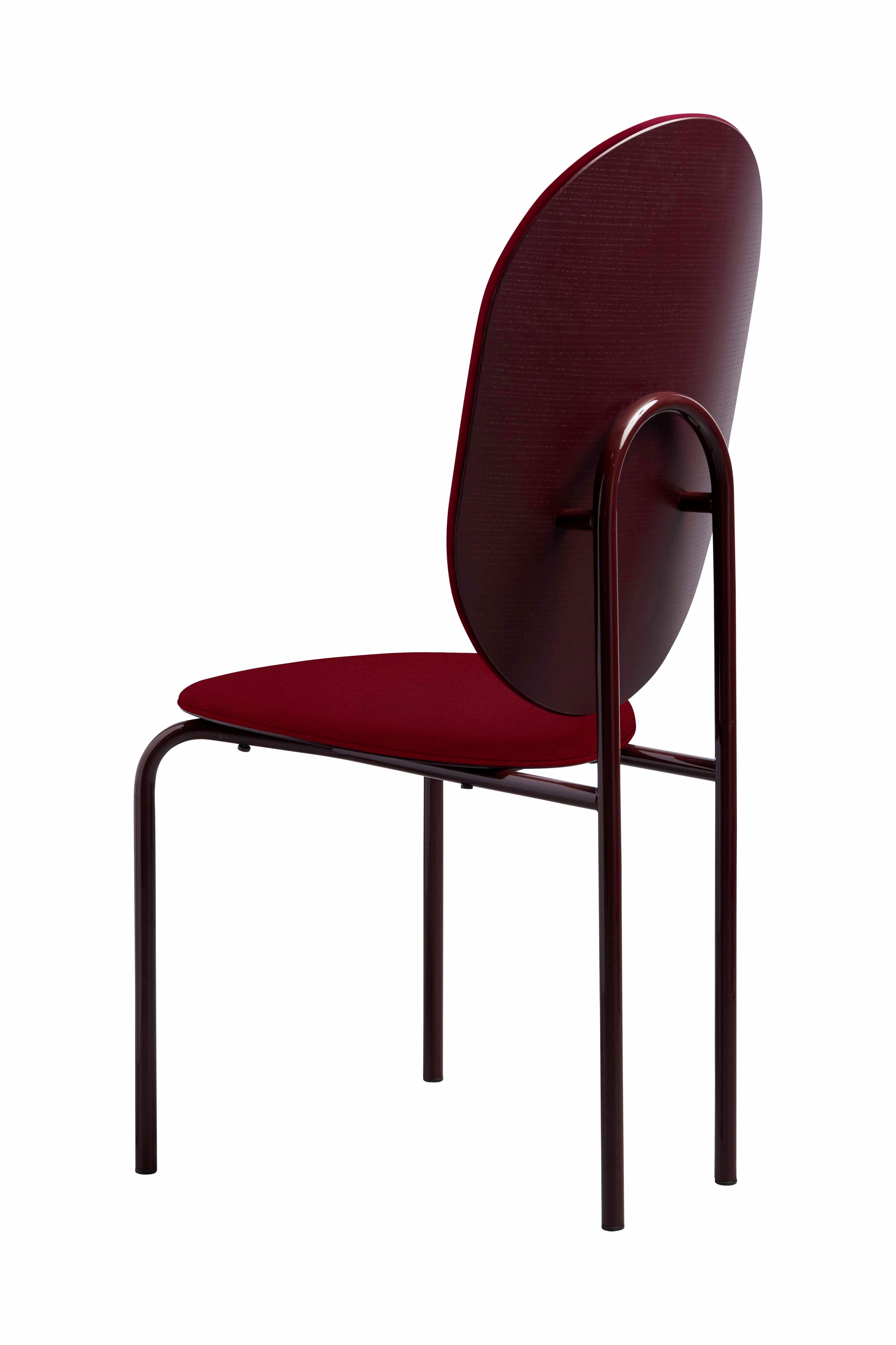 Michelle high back dining chair upholstered in sand velvet / black frame / natural ash shell

With a subtle nod to the 1970s and 1980s the Michelle chair makes a bold style statement with an oval shaped back mounted upon an arch shaped tubular steel