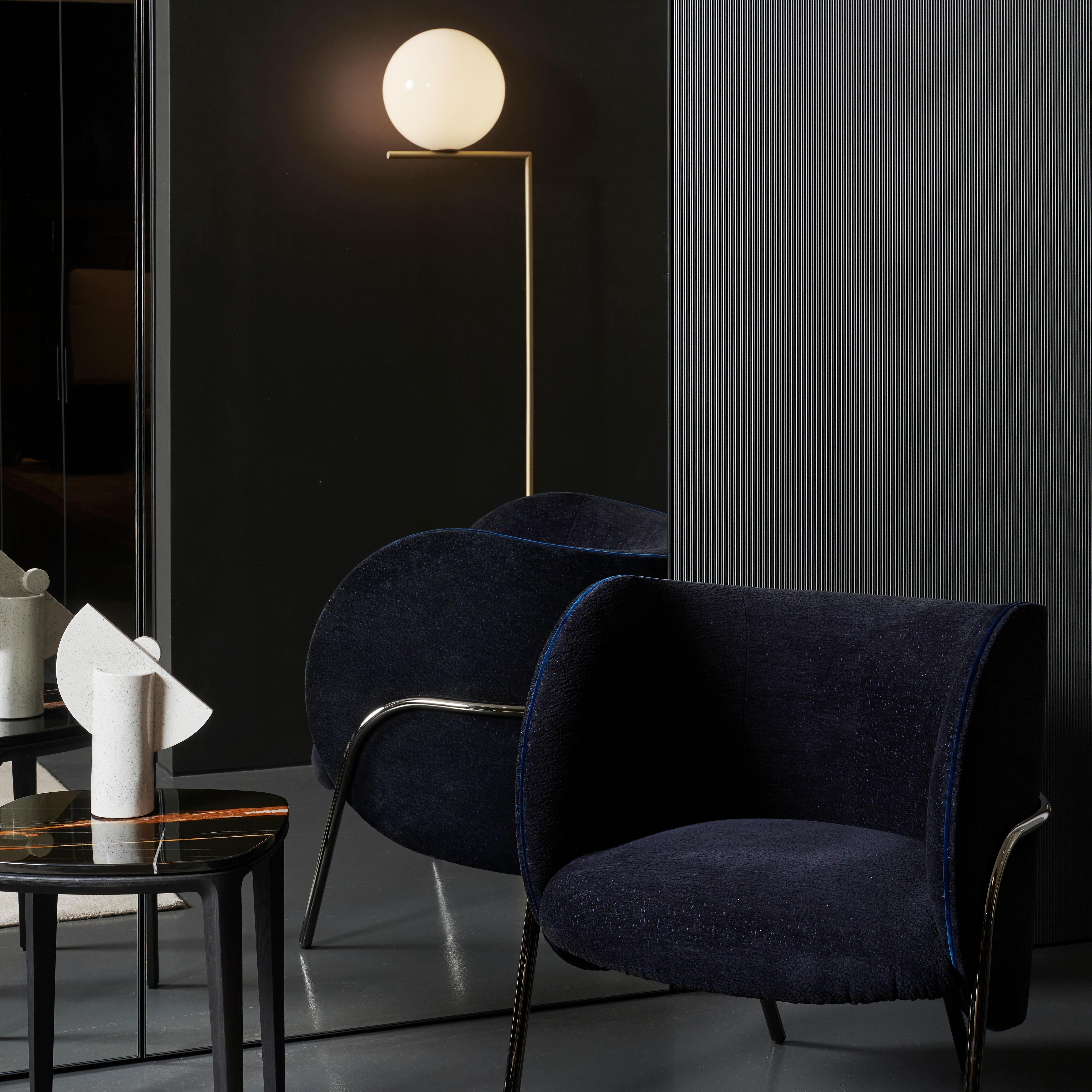 A sculptural and compact armchair available in two variants, with or without headrest. Royce joins SP01’s elegant collection of character driven designs. The original avian inspiration behind the design animates the new piece, giving it a distinct