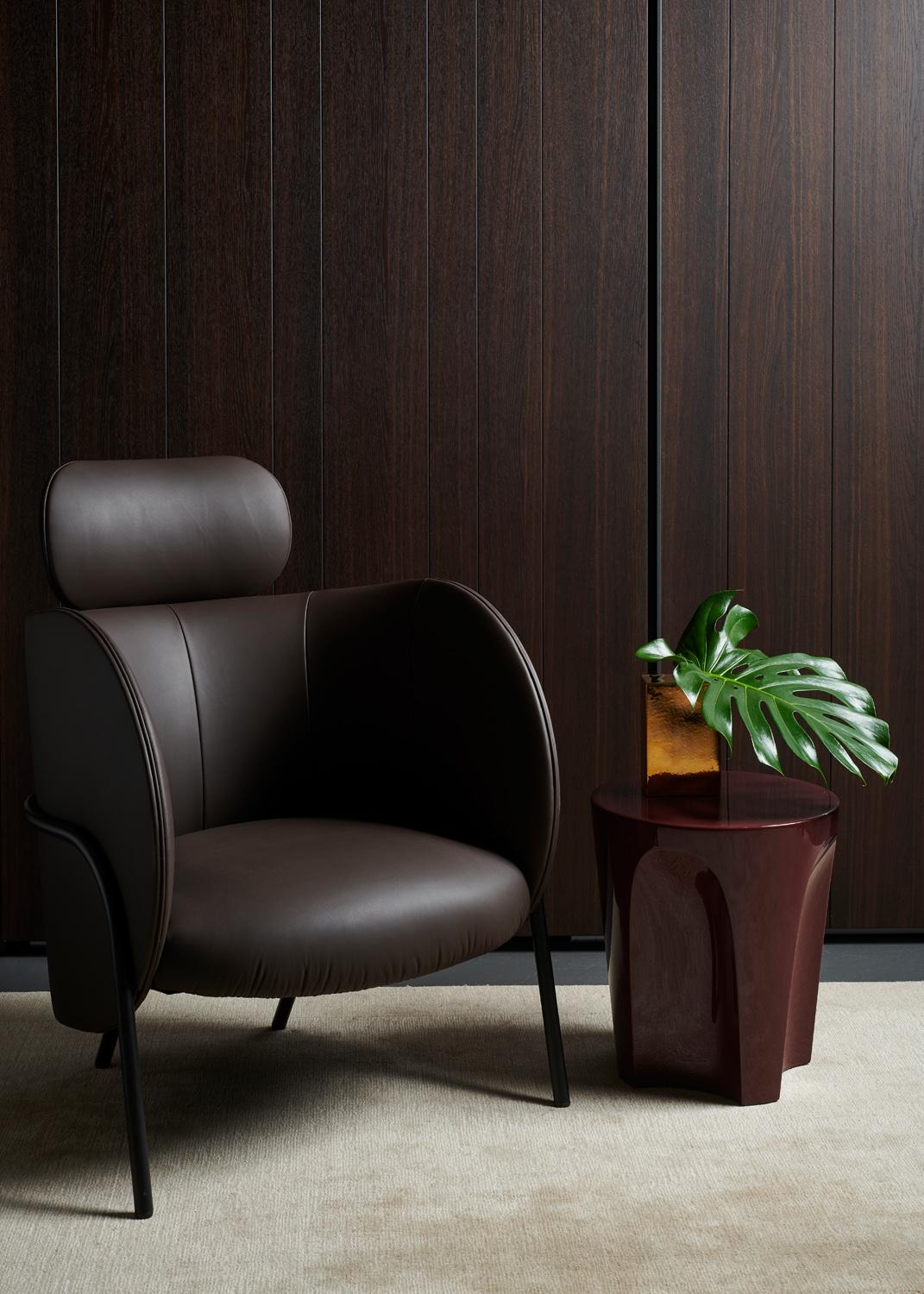 A sculptural and compact armchair available in two variants, with or without headrest. Royce joins SP01’s elegant collection of character driven designs. The original avian inspiration behind the design animates the new piece, giving it a distinct