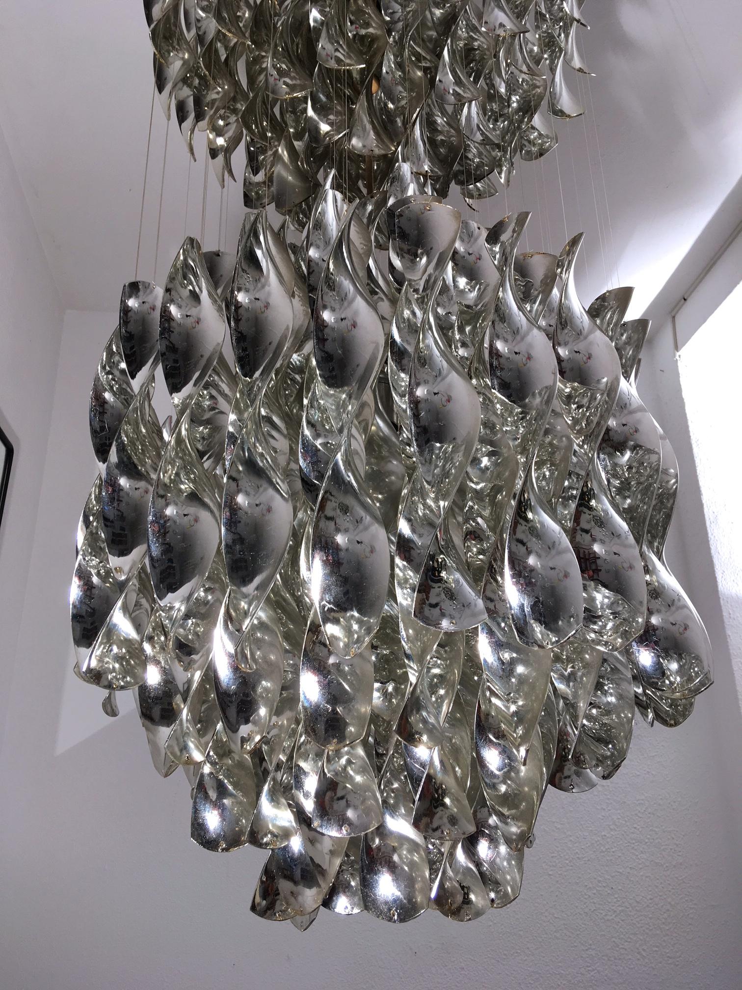 Very rare original vintage SP2 chromium-plated spirals pendant lamp by Verner Panton produced by J. Lüber AG Switzerland, 1969
Ceiling plate attached with nylon threads, two clusters of spiral elements.
Measures: 150 cm high, 48 cm diam.
Very