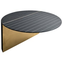 Mesa de centro Spacco de piedra de Lavagna/Ardesia y acero pintado de color oro pálido natural