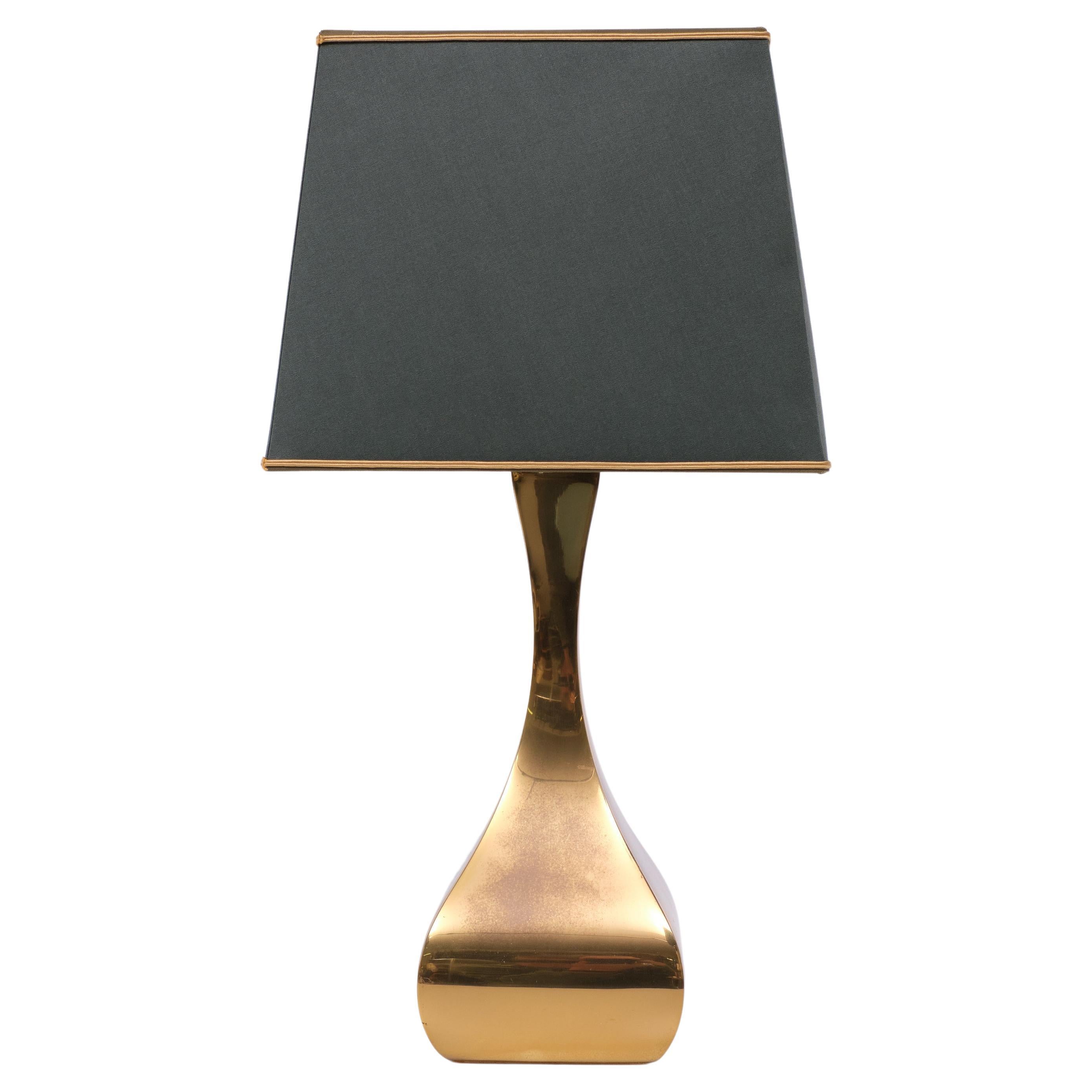  Very nice brass table lamp .organic shaped . Beautiful patine . good quality heavy piece ,
comes with a square green shade ,Gold inside . Great looking . One large E27 bulb needed 
