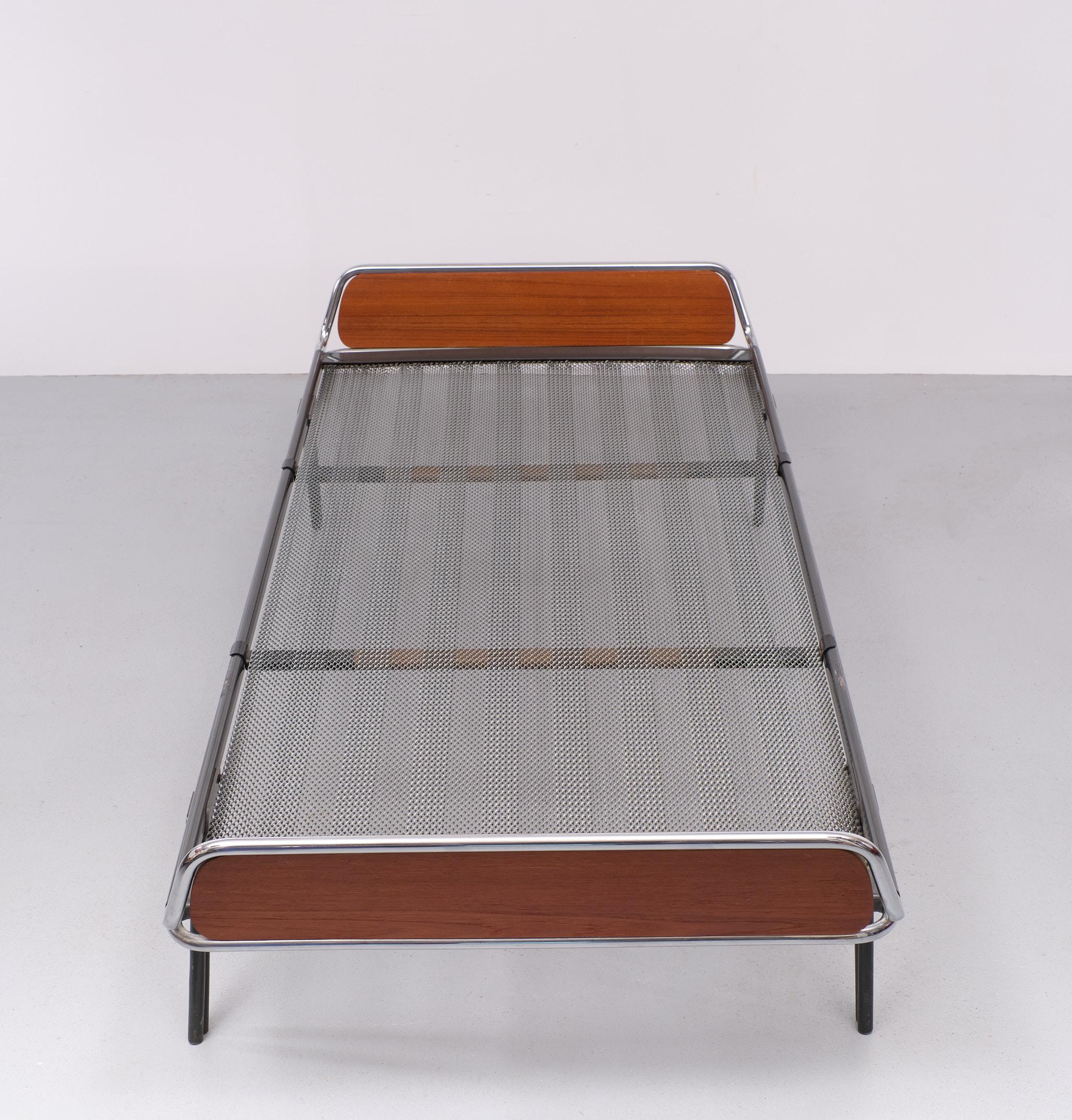 Space Ace daybed with mattress .1970s Dutch  For Sale 3