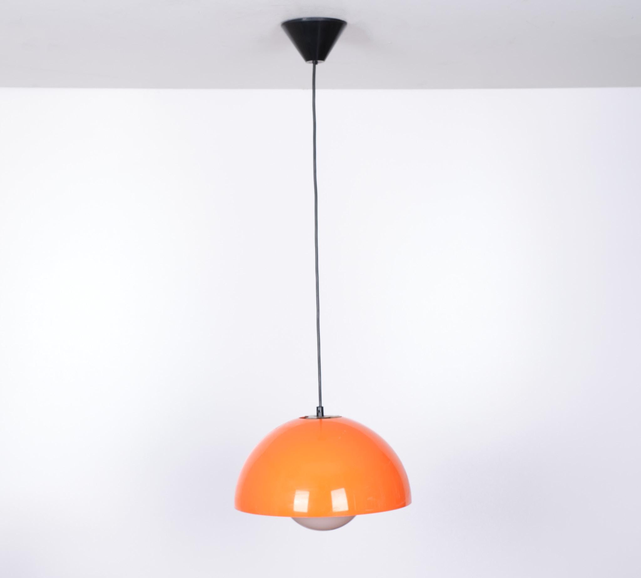 Very nice bright orange ceiling lamp. In the famous flower pot model by 
Verner Panton. 1960s Denmark. One large E27 bulb needed. 
 With cord 85 cm high. Good condition.