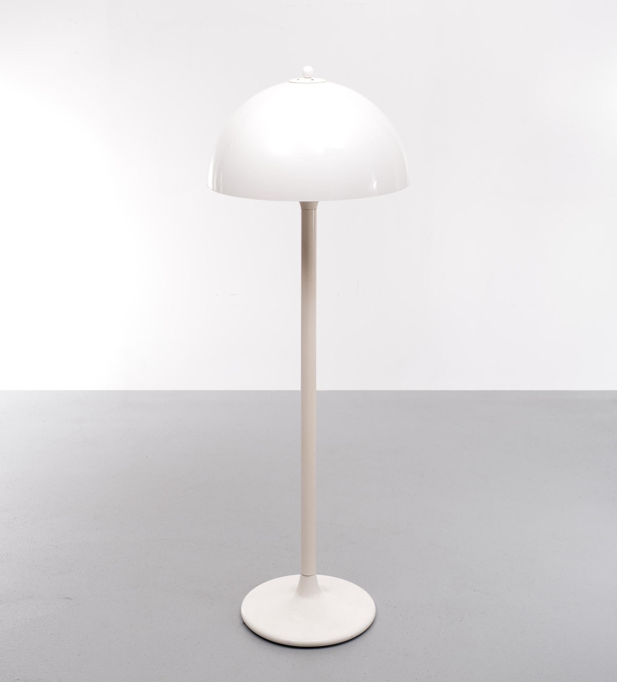 Very nice Space Ace floor lamp. Made by Dijkstra Holland 1970s.
White metal tulip shaped upright. Three large E27 bulbs needed, foot switch.
White Lucite Mushroom shaped shade.
 