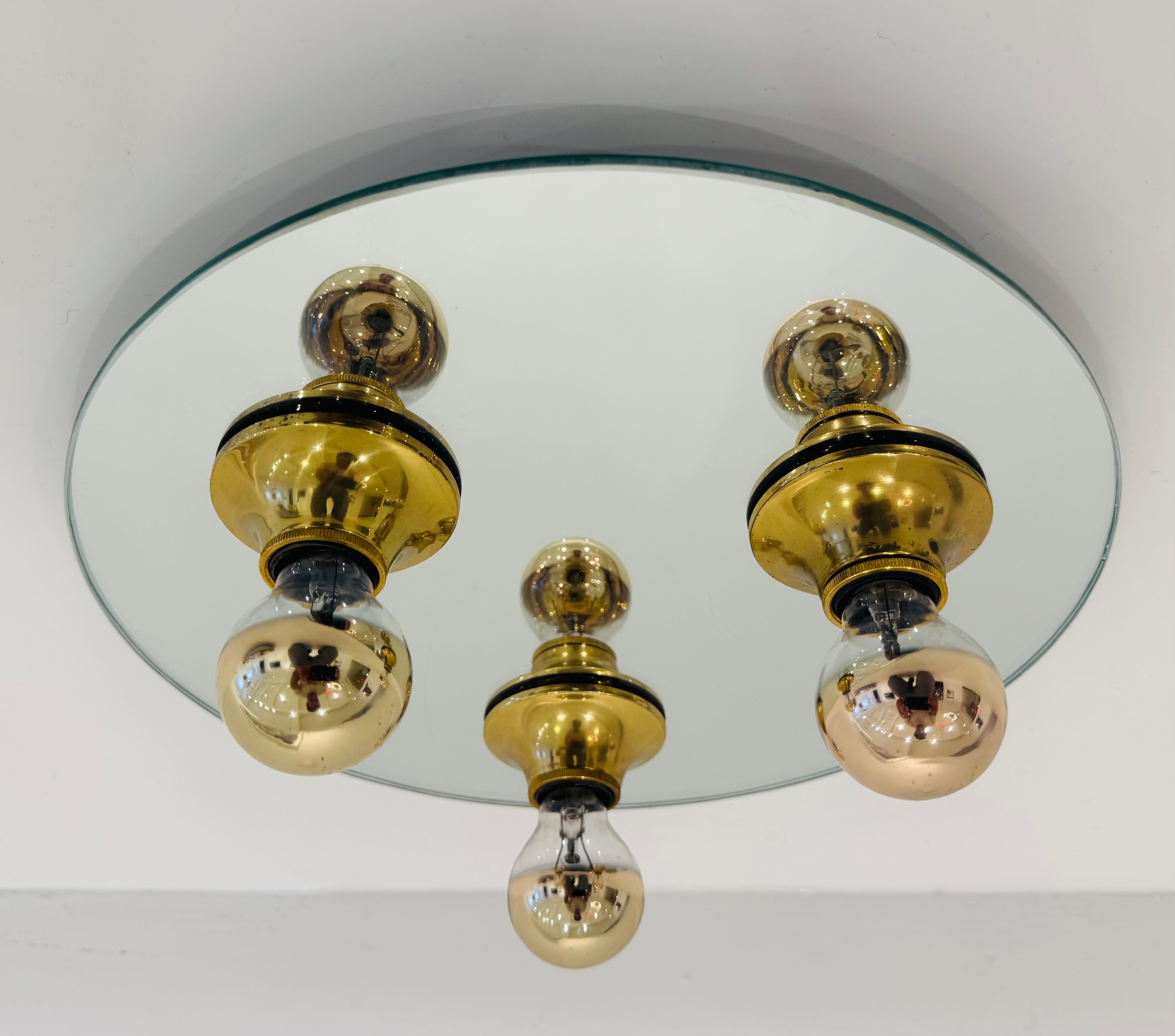 Magnifique lampe à encastrer à miroir bicolore, or et argent, des années 1960, avec des accessoires en laiton. Recâblé. Trois prises candélabres. 