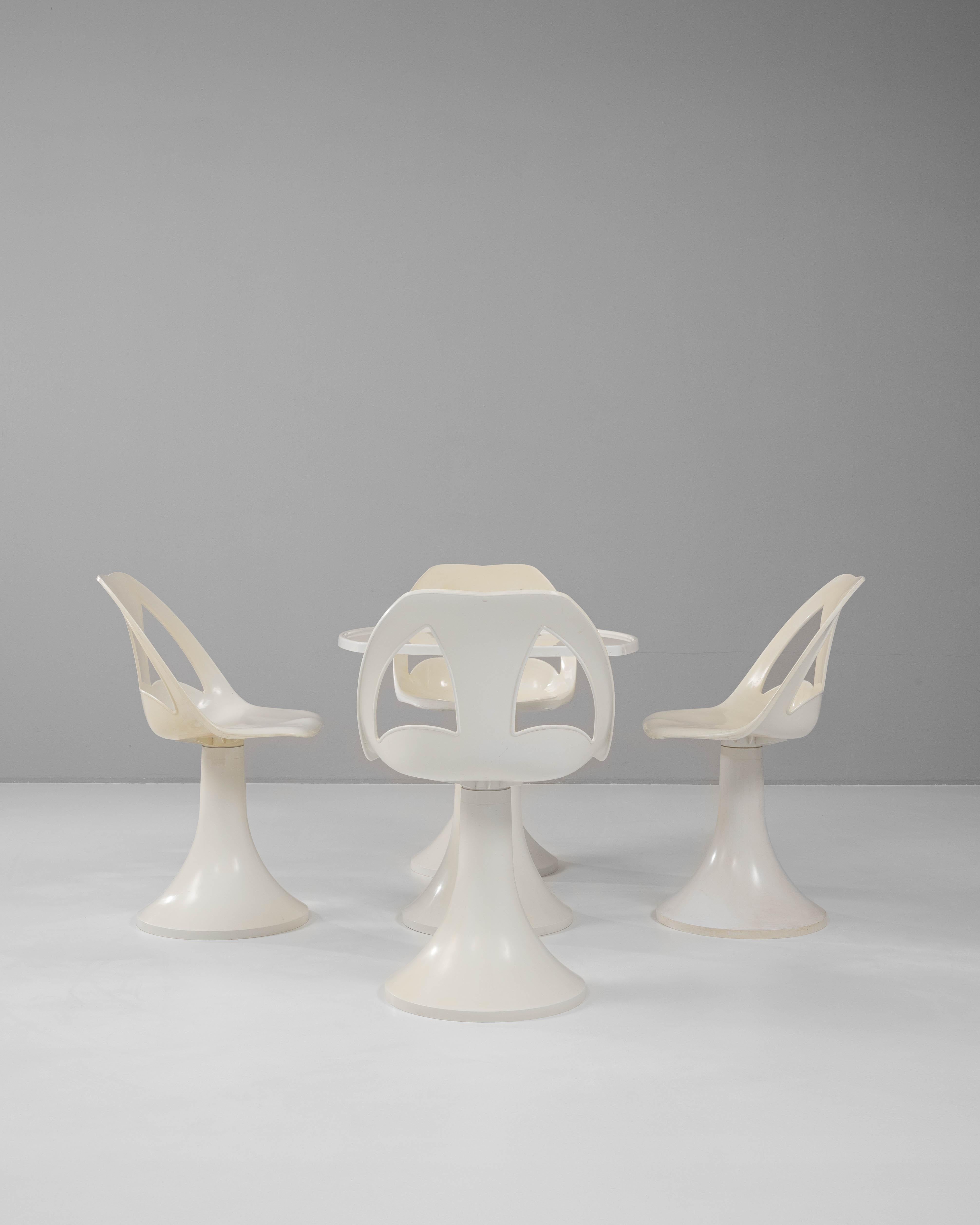 Élevez votre expérience culinaire avec ce superbe ensemble de cinq tables et chaises NO AGE, fabriquées en France dans les années 1970. Le design iconique présente une combinaison unique de courbes fluides et de lignes épurées, créant une esthétique