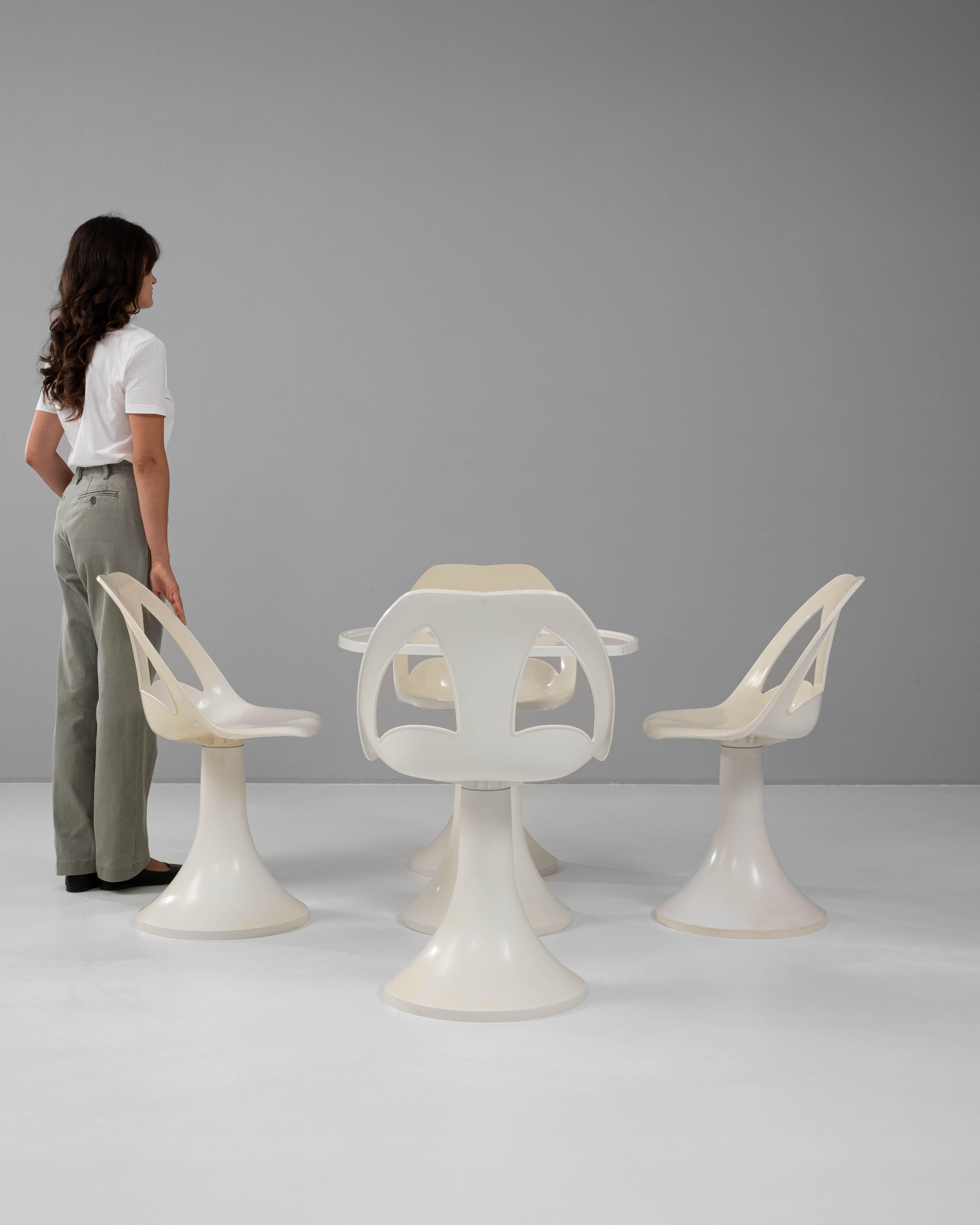 Ère spatiale Tables et chaises françaises de l'ère spatiale, années 1970, lot de 5 en vente