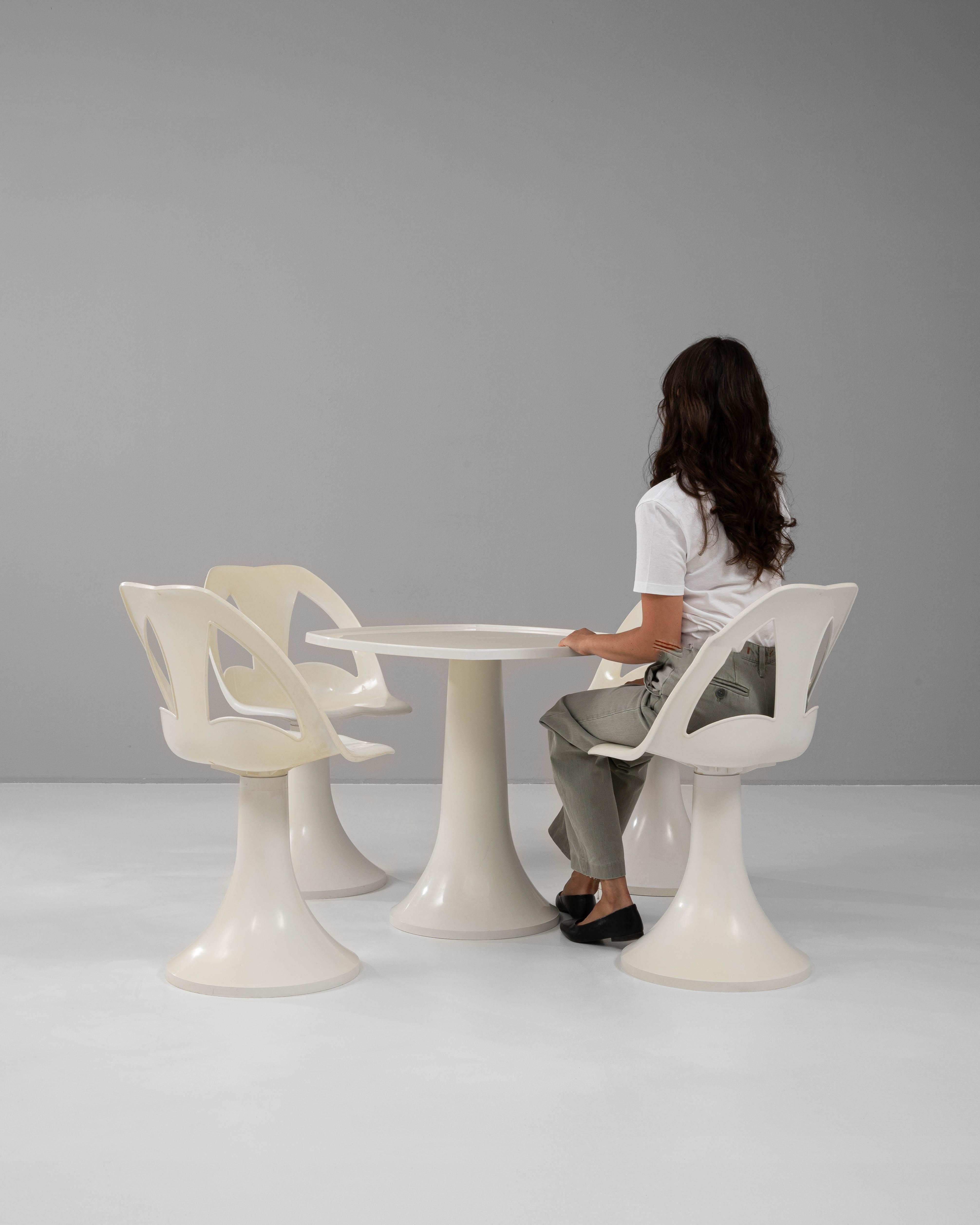 Français Tables et chaises françaises de l'ère spatiale, années 1970, lot de 5 en vente