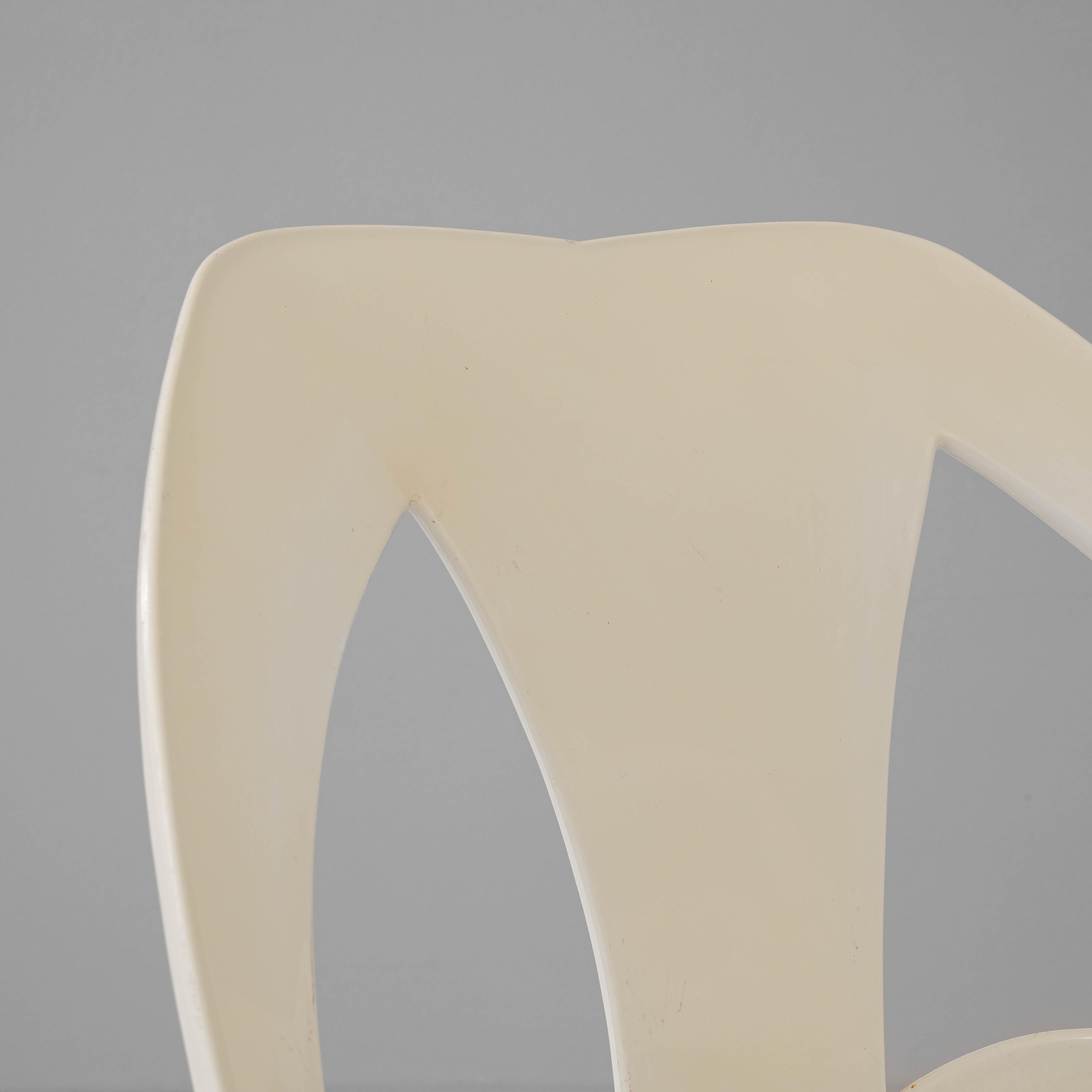 Plastique Tables et chaises françaises de l'ère spatiale, années 1970, lot de 5 en vente