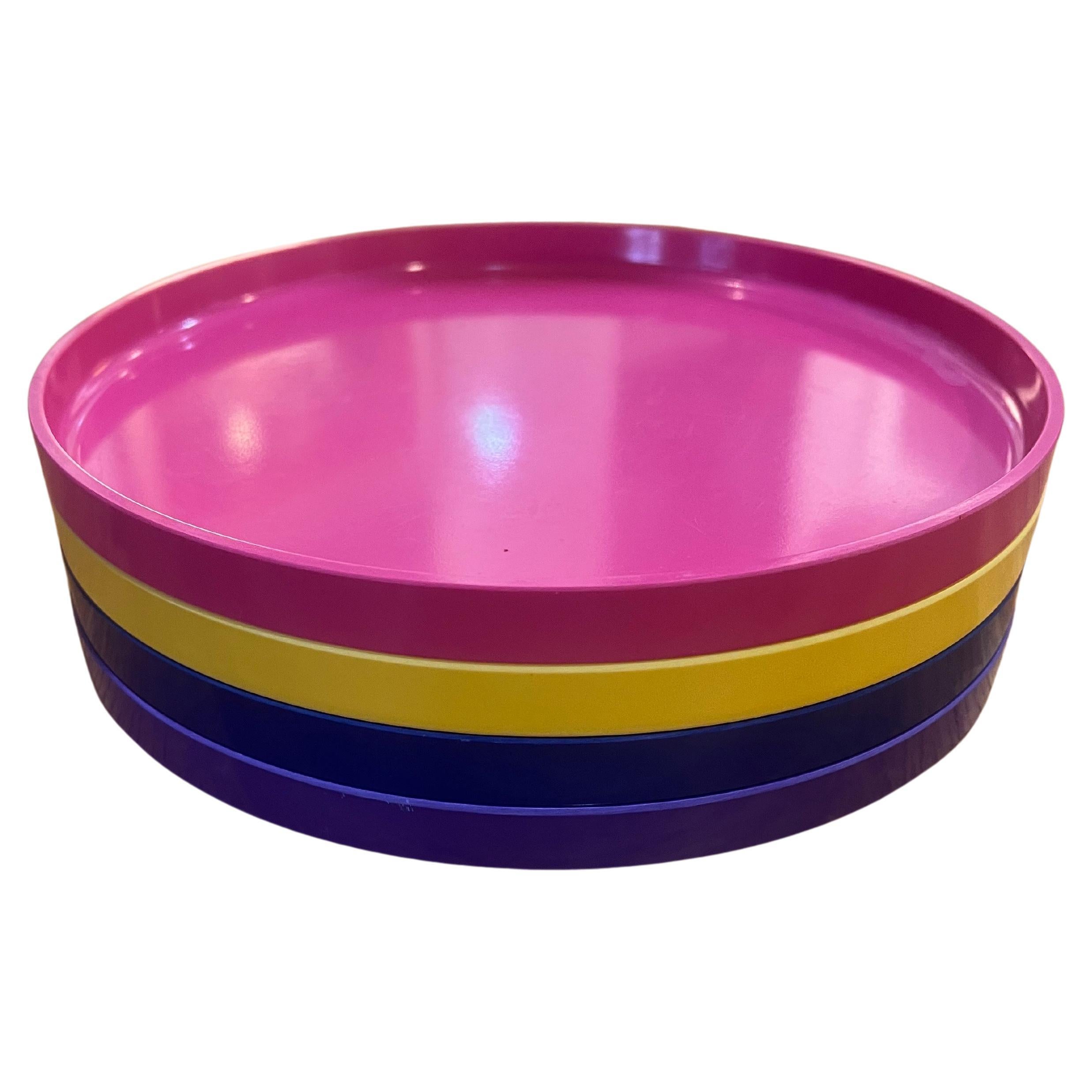 Ensemble coloré de 4 assiettes conçues par Massimo Vignelli pour Heller vers les années 1970, dans une couleur bleu marine, jaune, rose et violet.