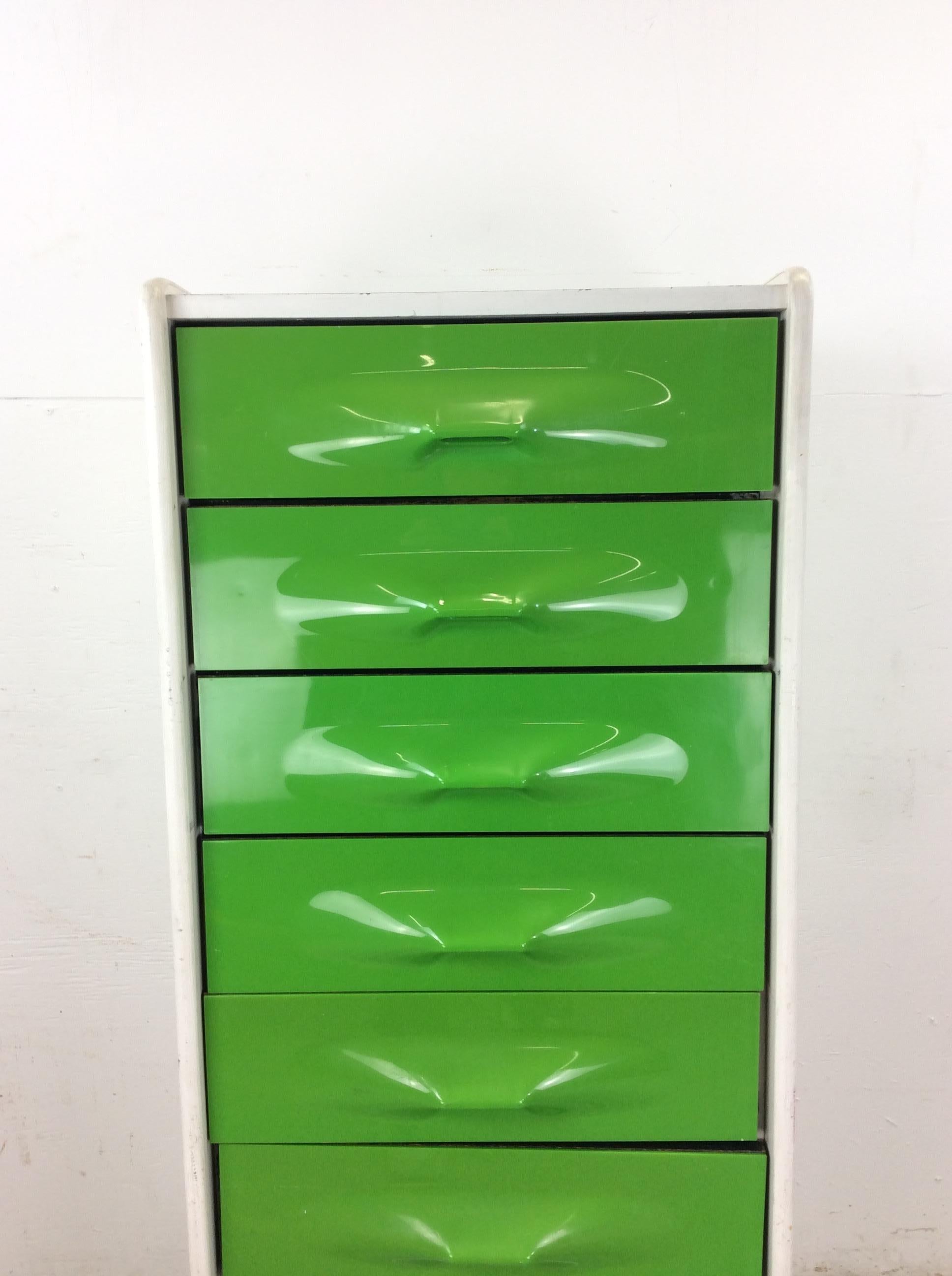 Cette commode de l'ère spatiale réalisée par Giovanni Maurer pour Treco présente des côtés en bois peint en blanc et six tiroirs avec des façades en plastique moulé vert.

Dimensions : 21.75w 20d 50.75h

Notes sur l'état : Les côtés peints en blanc