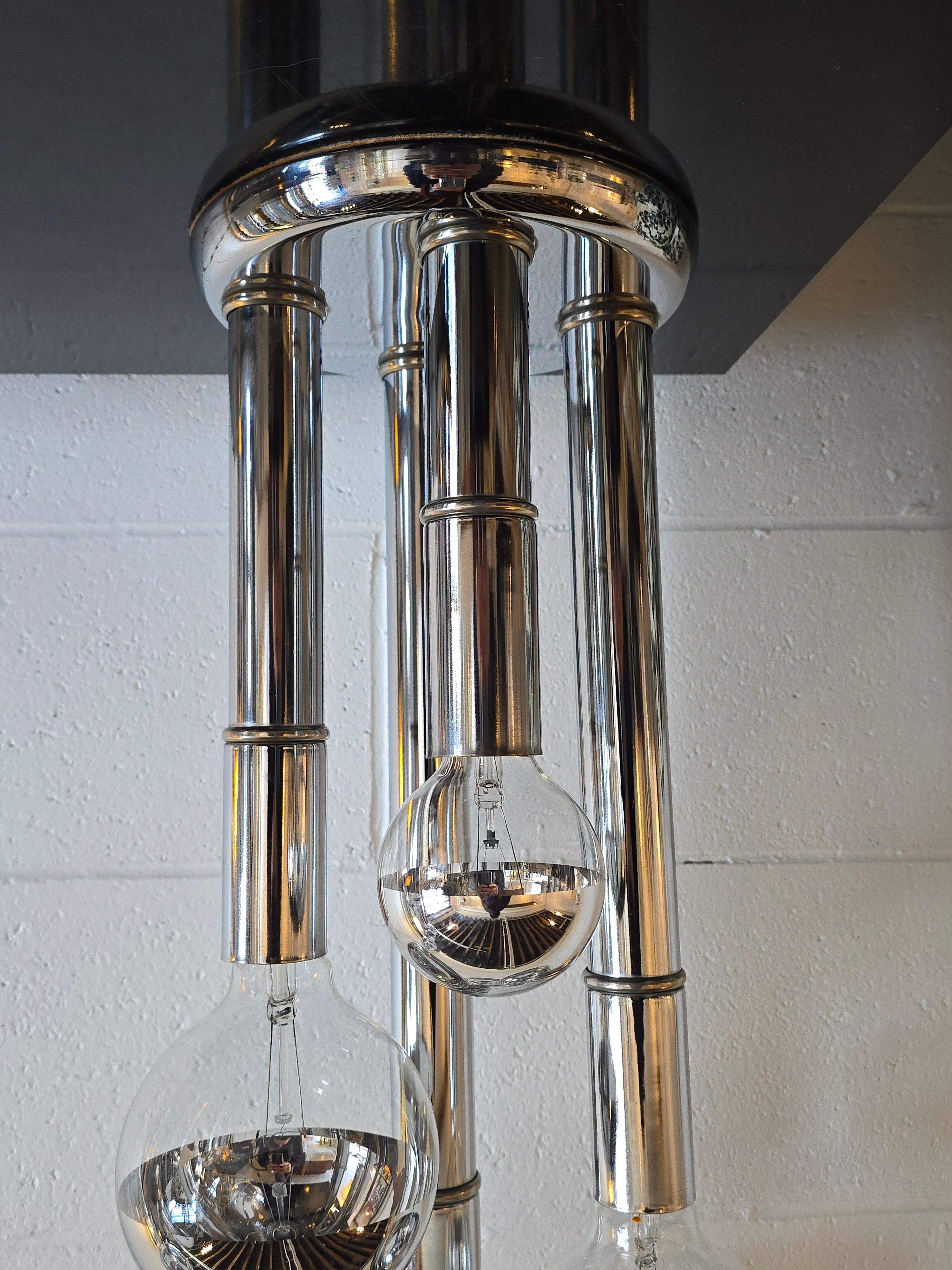 Lampada da tavolo cromata a tre livelli di Space AGE degli anni Settanta In condizioni buone in vendita a Toronto, ON