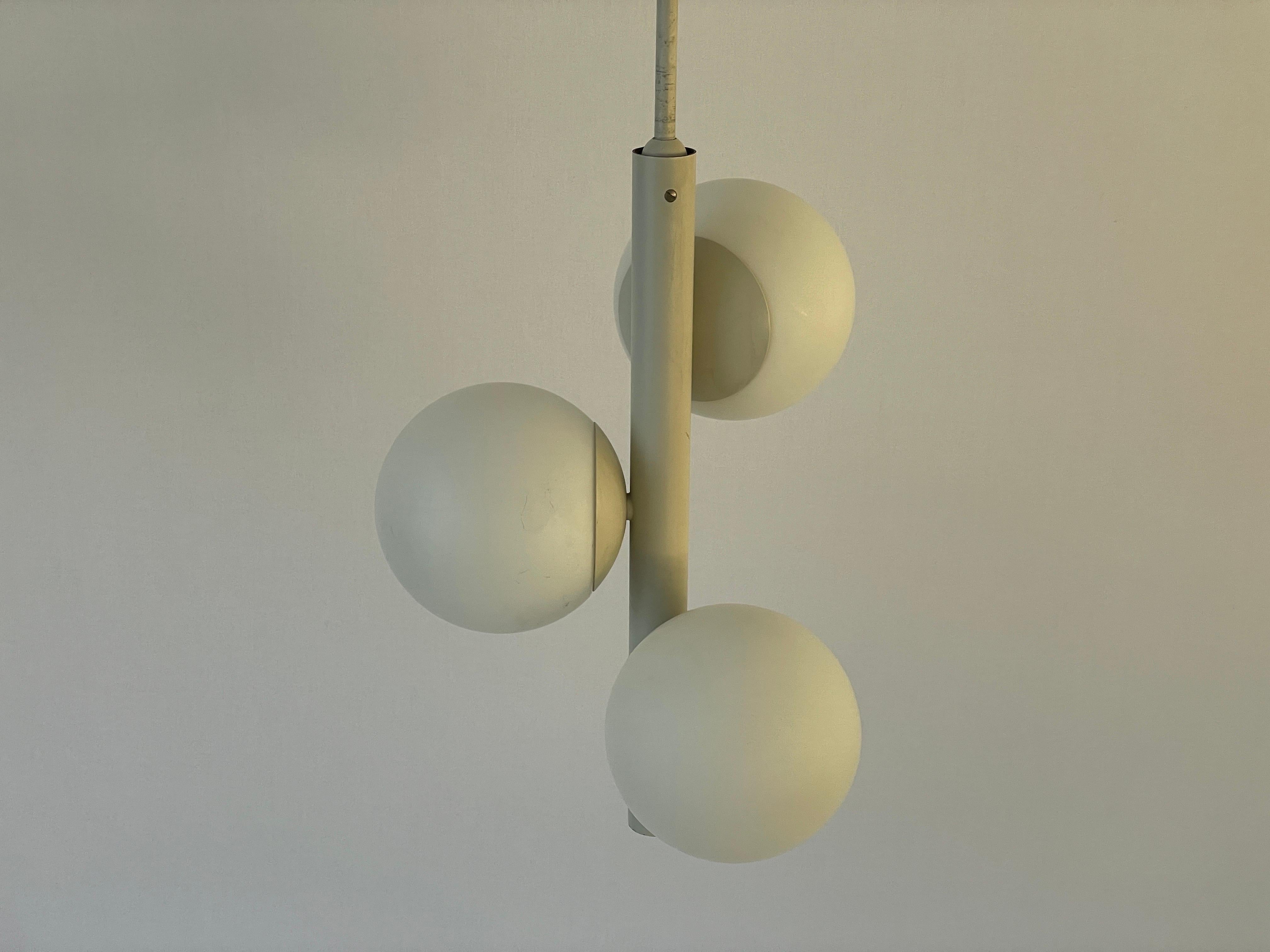 Lampe suspendue à 3 boules de Kaiser Leuchten, 20e siècle, Allemagne, 1970

Kaiser Leuchten 
Fantastic 3 verre boule opale corps métal gris atomic age plafonnier
Allemagne des années 1970 
L'abat-jour est en bon état et très propre. 
Cette lampe