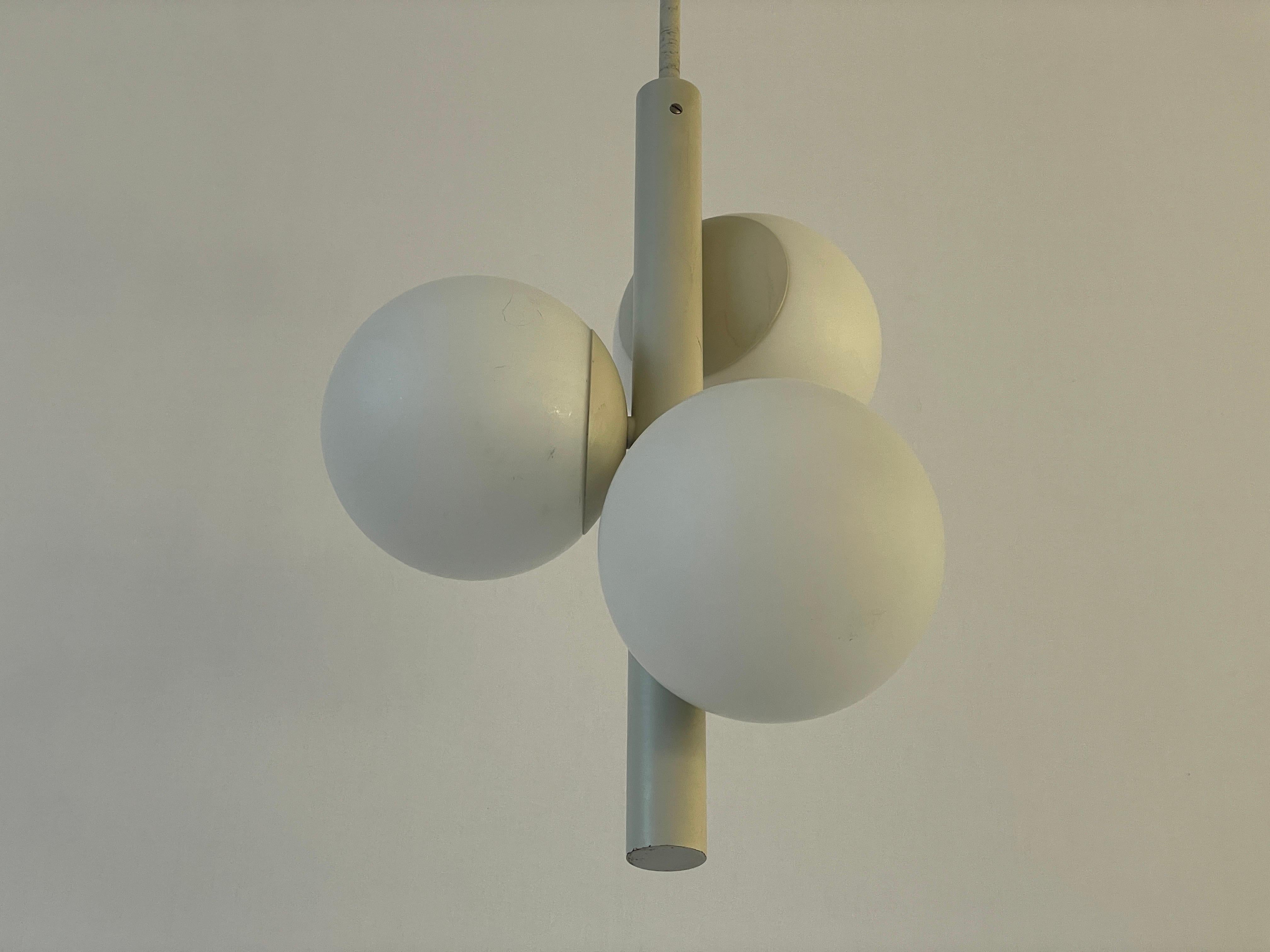 Ère spatiale Lampe suspendue de l'ère spatiale à 3 boules Kaiser Leuchten, 1970, Allemagne en vente