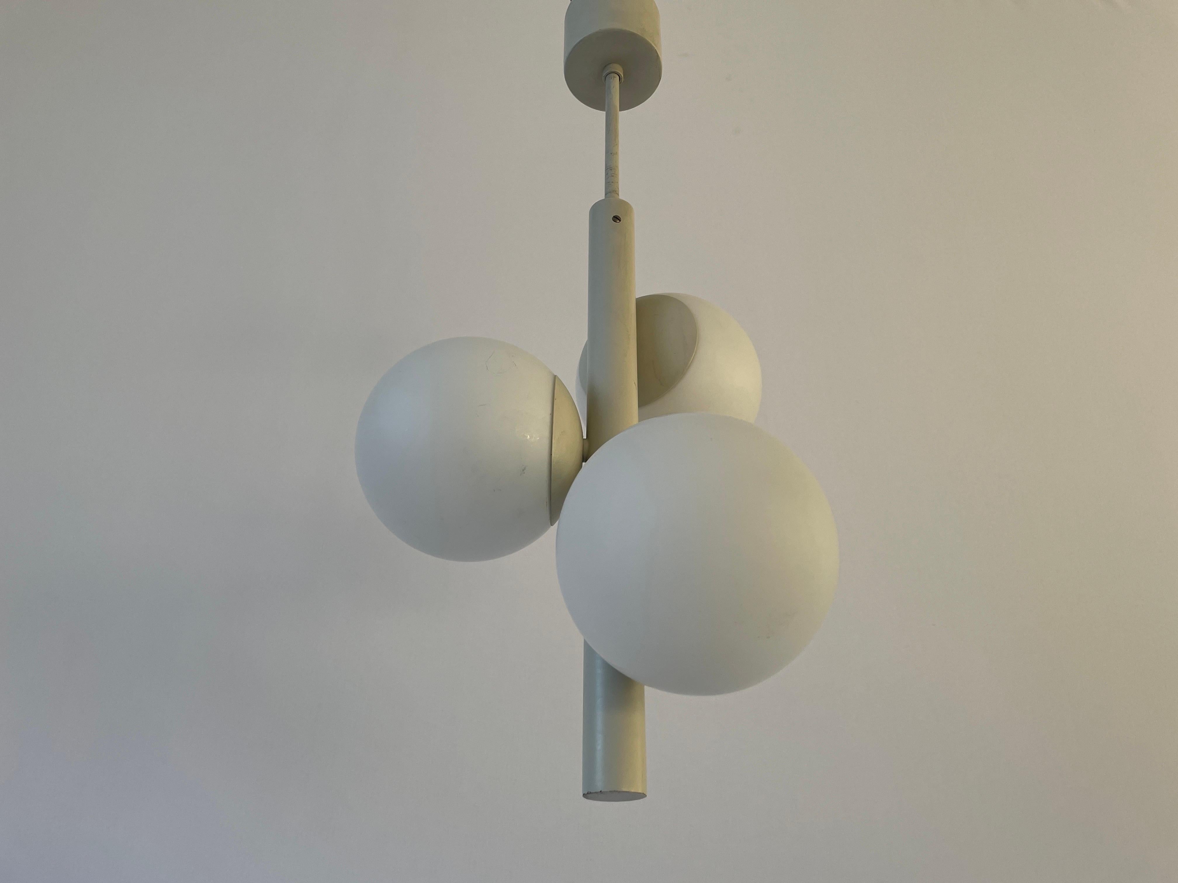 Allemand Lampe suspendue de l'ère spatiale à 3 boules Kaiser Leuchten, 1970, Allemagne en vente