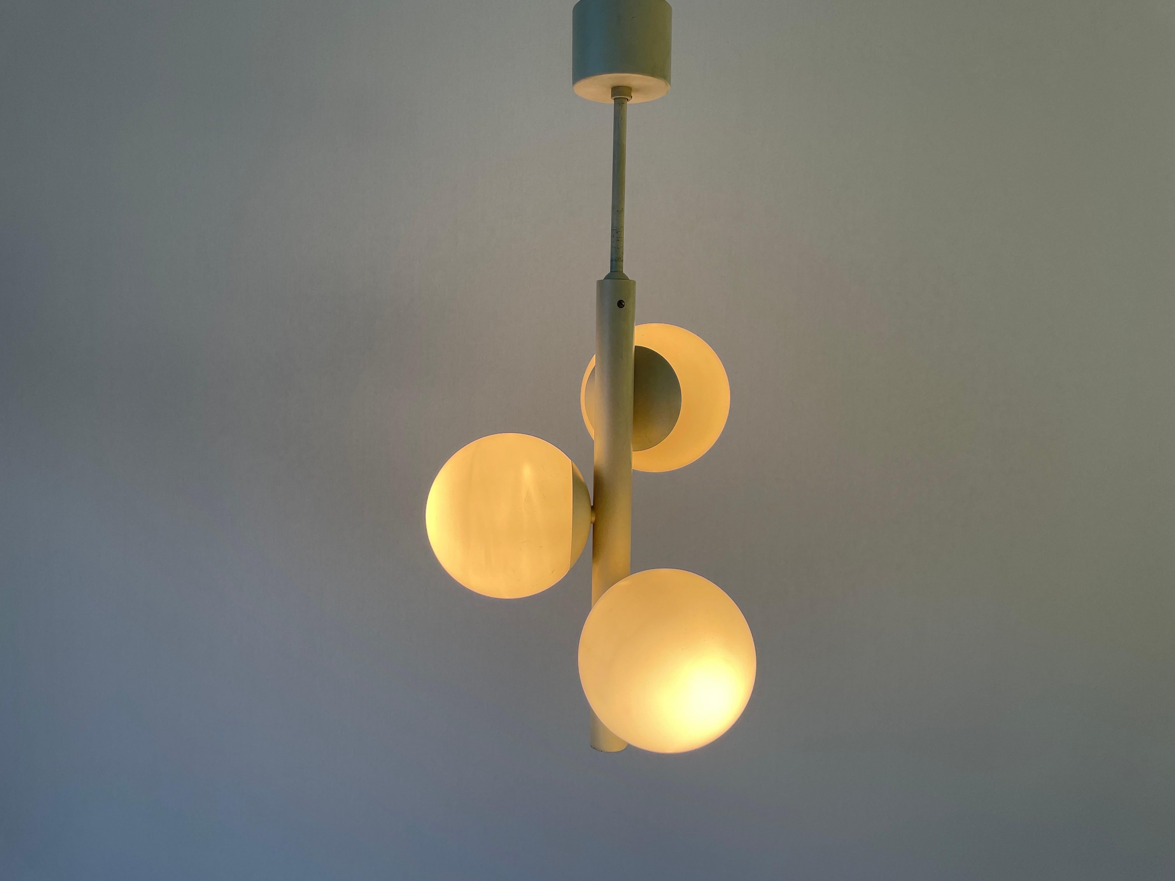 Lampe suspendue de l'ère spatiale à 3 boules Kaiser Leuchten, 1970, Allemagne en vente 1
