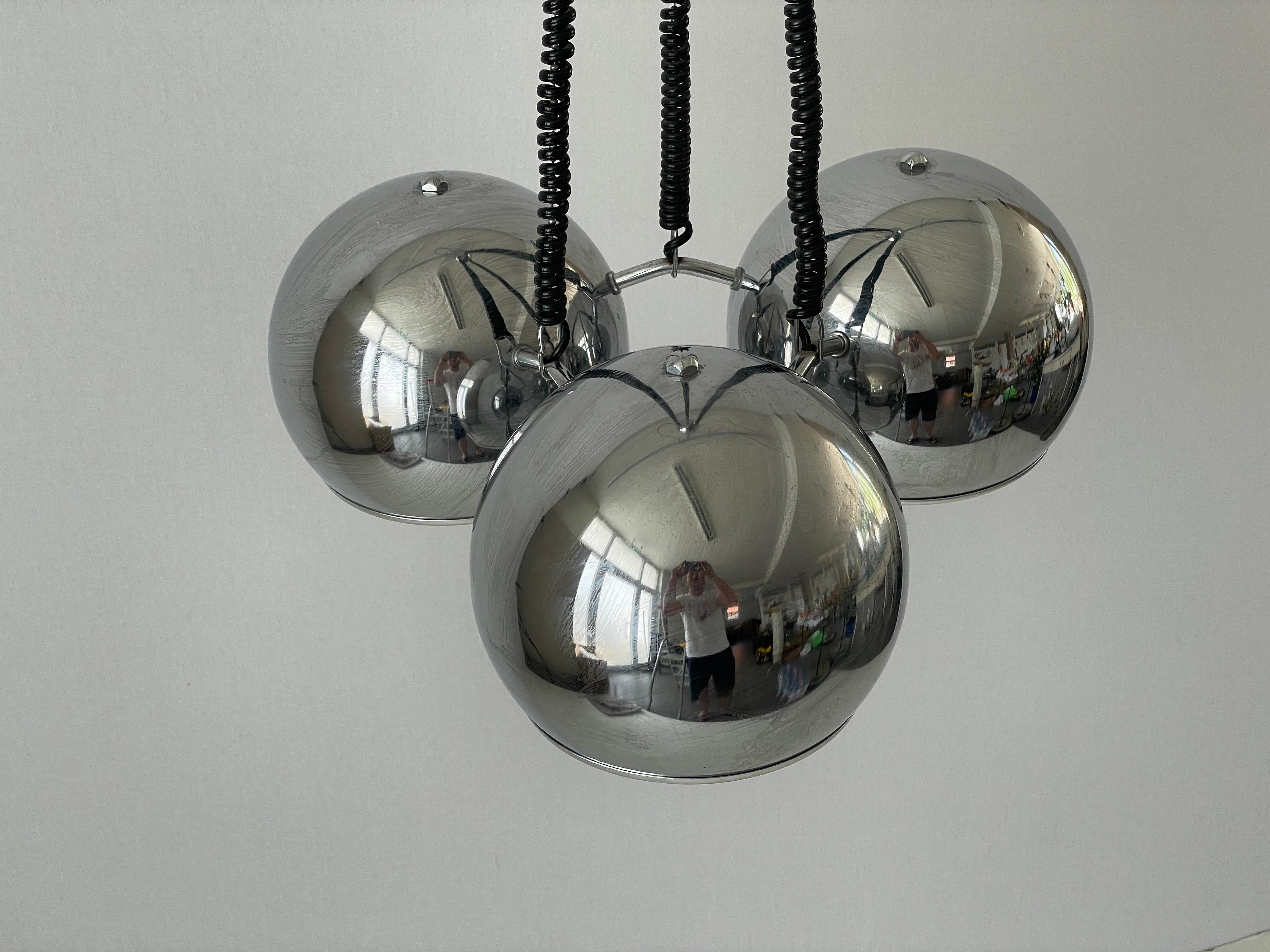Plafonnier à 3 têtes de l'ère spatiale de Reggiani, 1970, Italie

L'abat-jour est en très bon état vintage.

Cette lampe fonctionne avec 3 ampoules E27 
Câblé et adapté à une utilisation avec 220V et 110V pour tous les pays.

Mesures :
Hauteur : 85