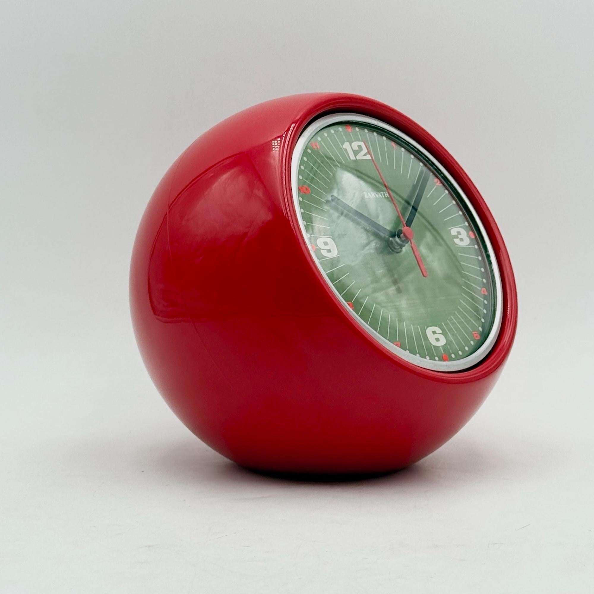 Raro orologio A Space Age degli anni '70 realizzato in Italia da Zarvath. Perfetto esempio di design italiano, questo straordinario orologio in plastica rossa incarna l'estetica elegante e futuristica dell'epoca. La sua forma a sfera, il quadrante