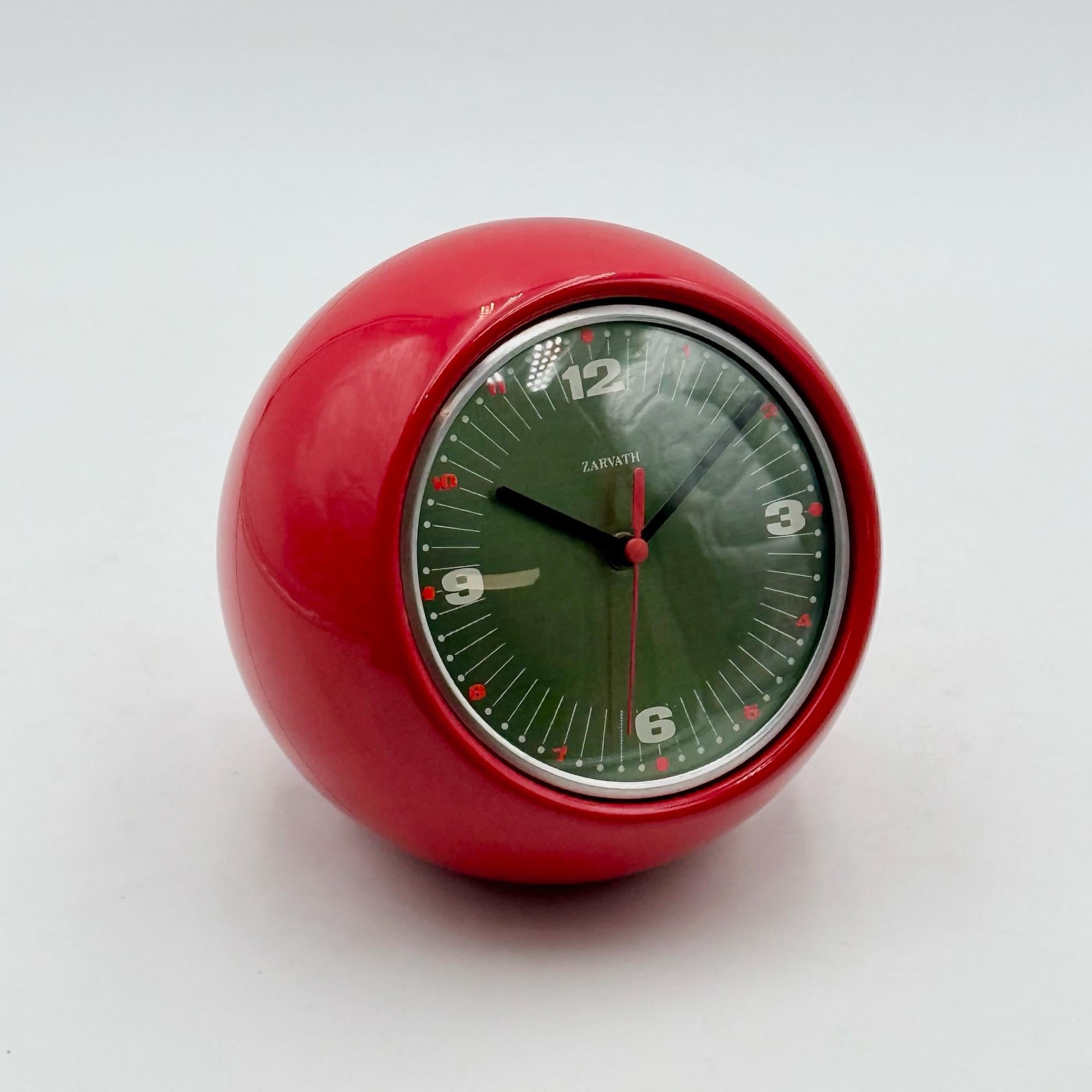 Space Age Orologio di design anni '70 con design a forma di orbita rossa - Decorazione da tavolo vintage in vendita