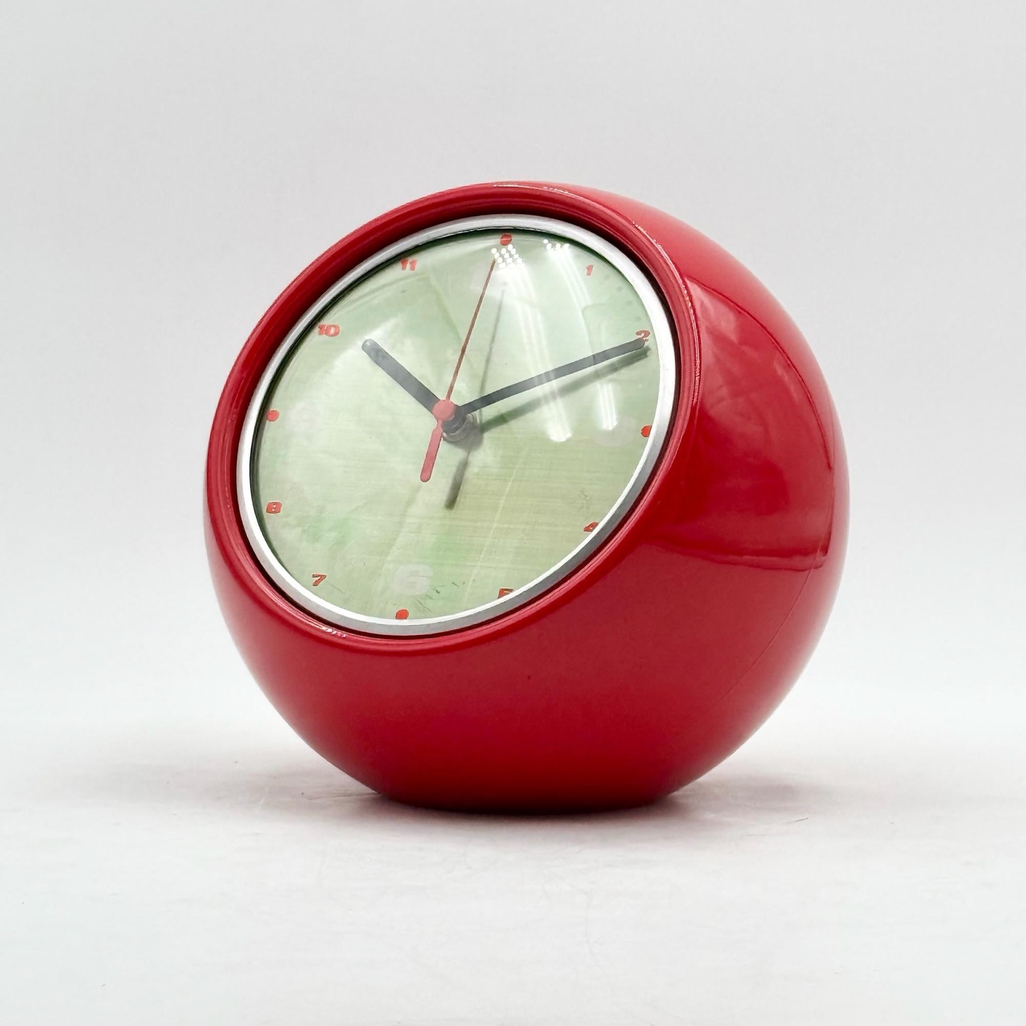 Italiano Orologio di design anni '70 con design a forma di orbita rossa - Decorazione da tavolo vintage in vendita