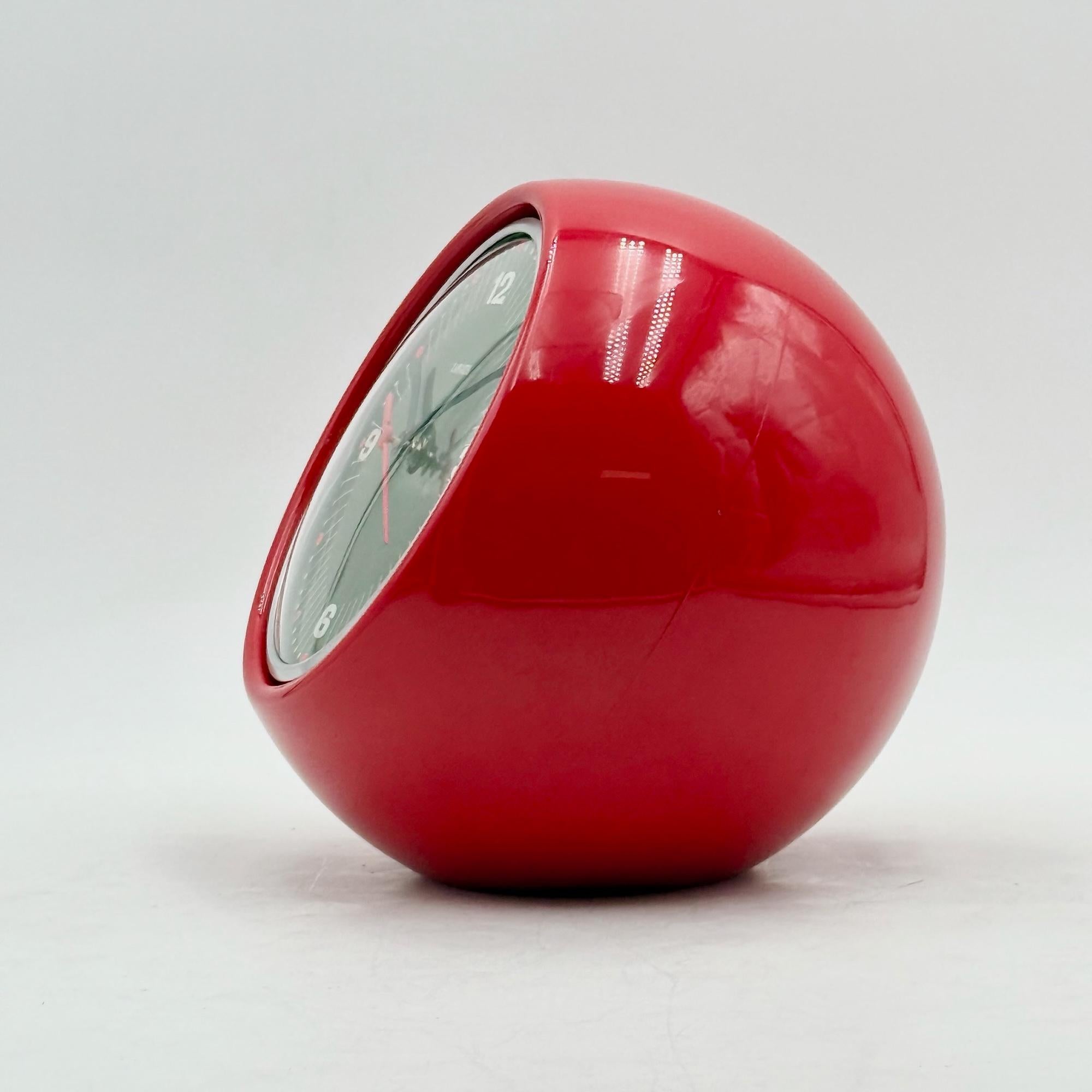 Orologio di design anni '70 con design a forma di orbita rossa - Decorazione da tavolo vintage In condizioni buone in vendita a San Benedetto Del Tronto, IT