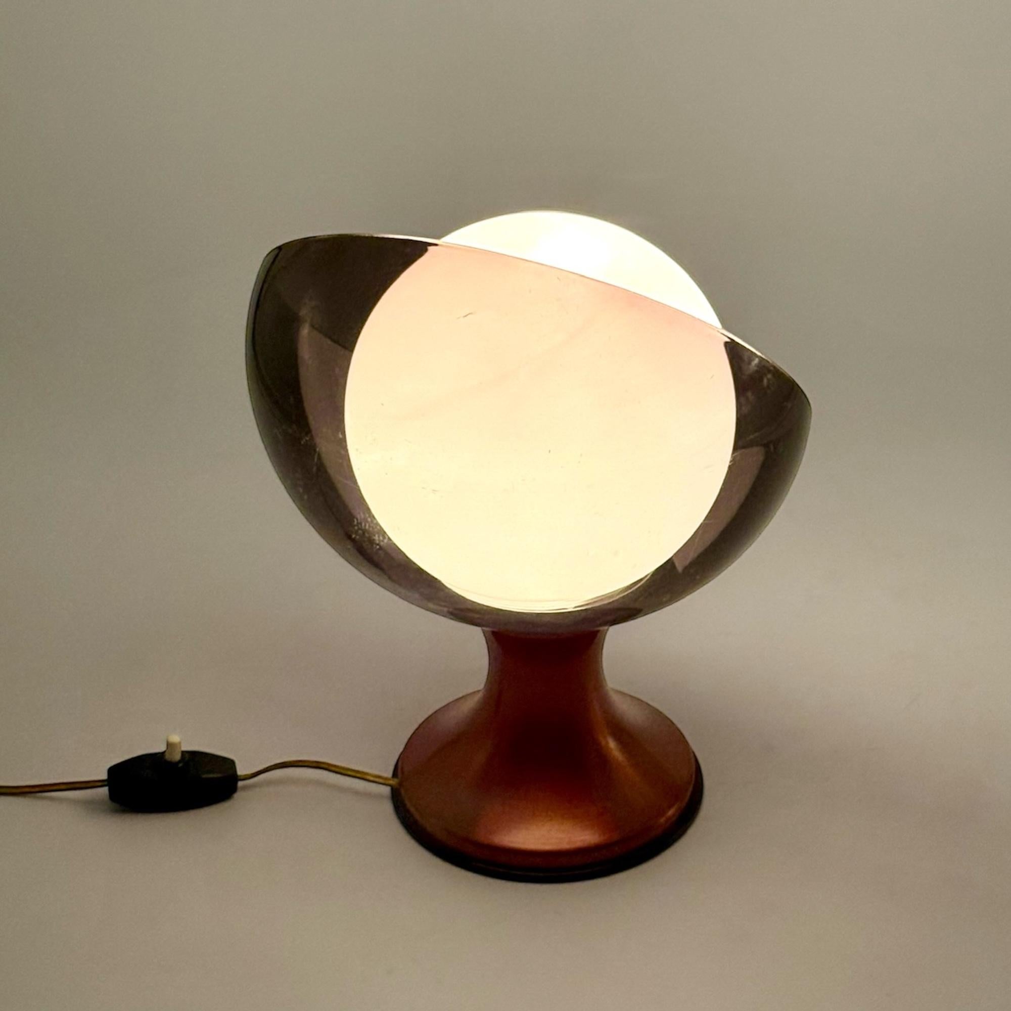 Italian Space Age 70s Table Lamp with Tulip Base and Opaline Glass and Lucite Lampshade For Sale