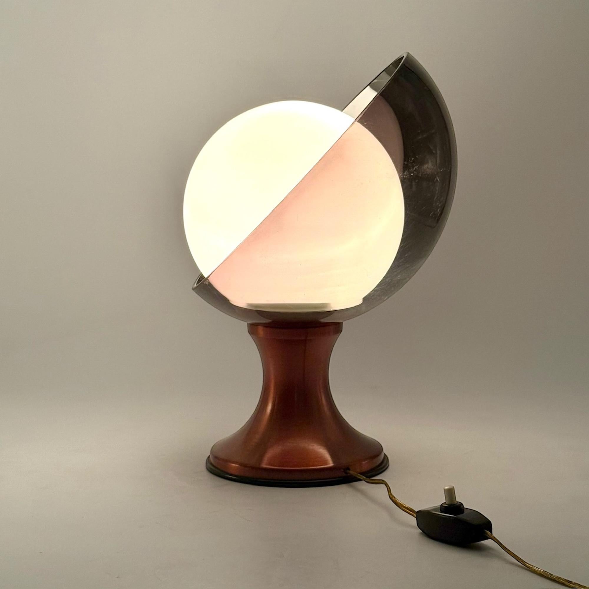 Space Age 70s Table Lamp with Tulip Base and Opaline Glass and Lucite Lampshade In Good Condition For Sale In San Benedetto Del Tronto, IT