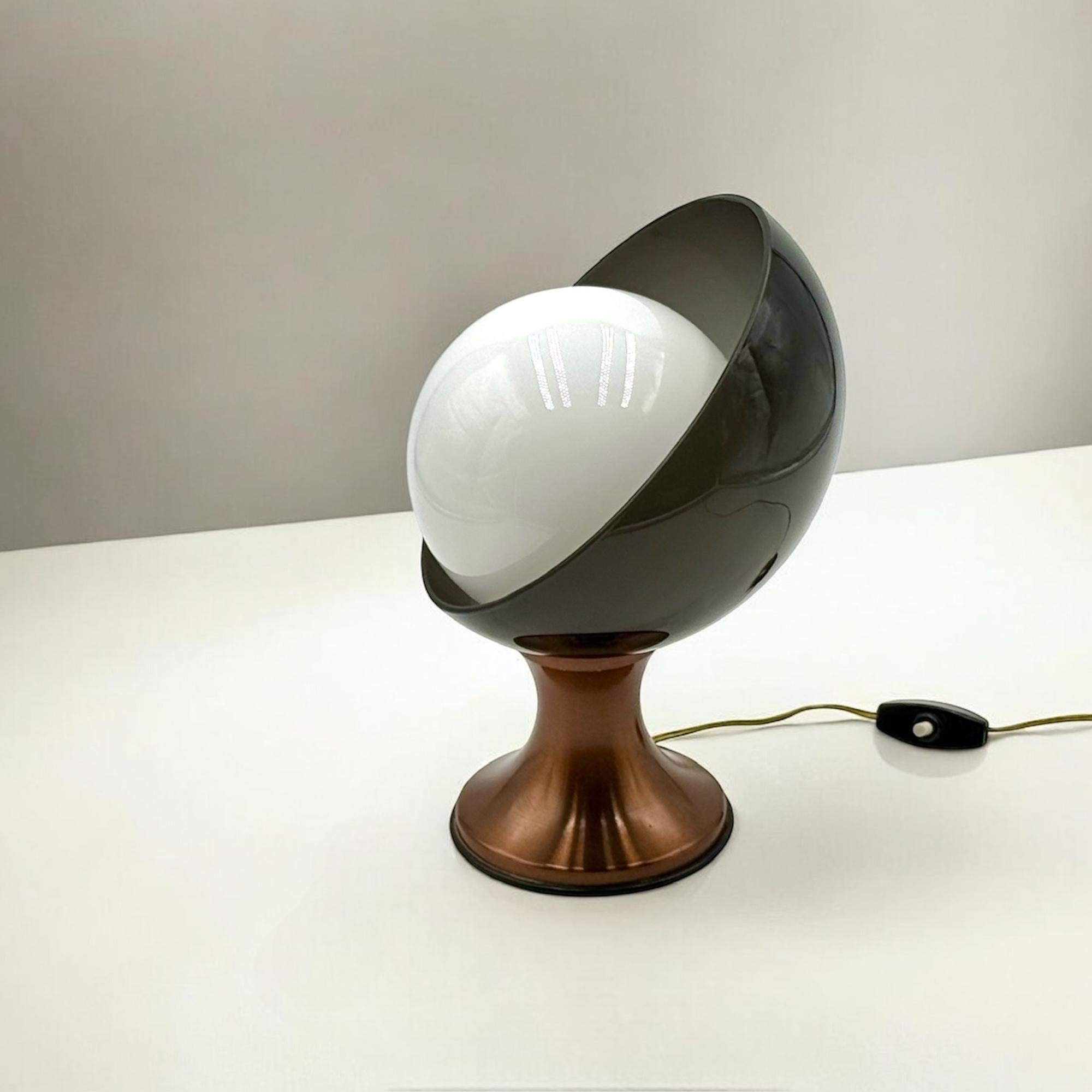 Space Age 70s Table Lamp with Tulip Base and Opaline Glass and Lucite Lampshade For Sale 1