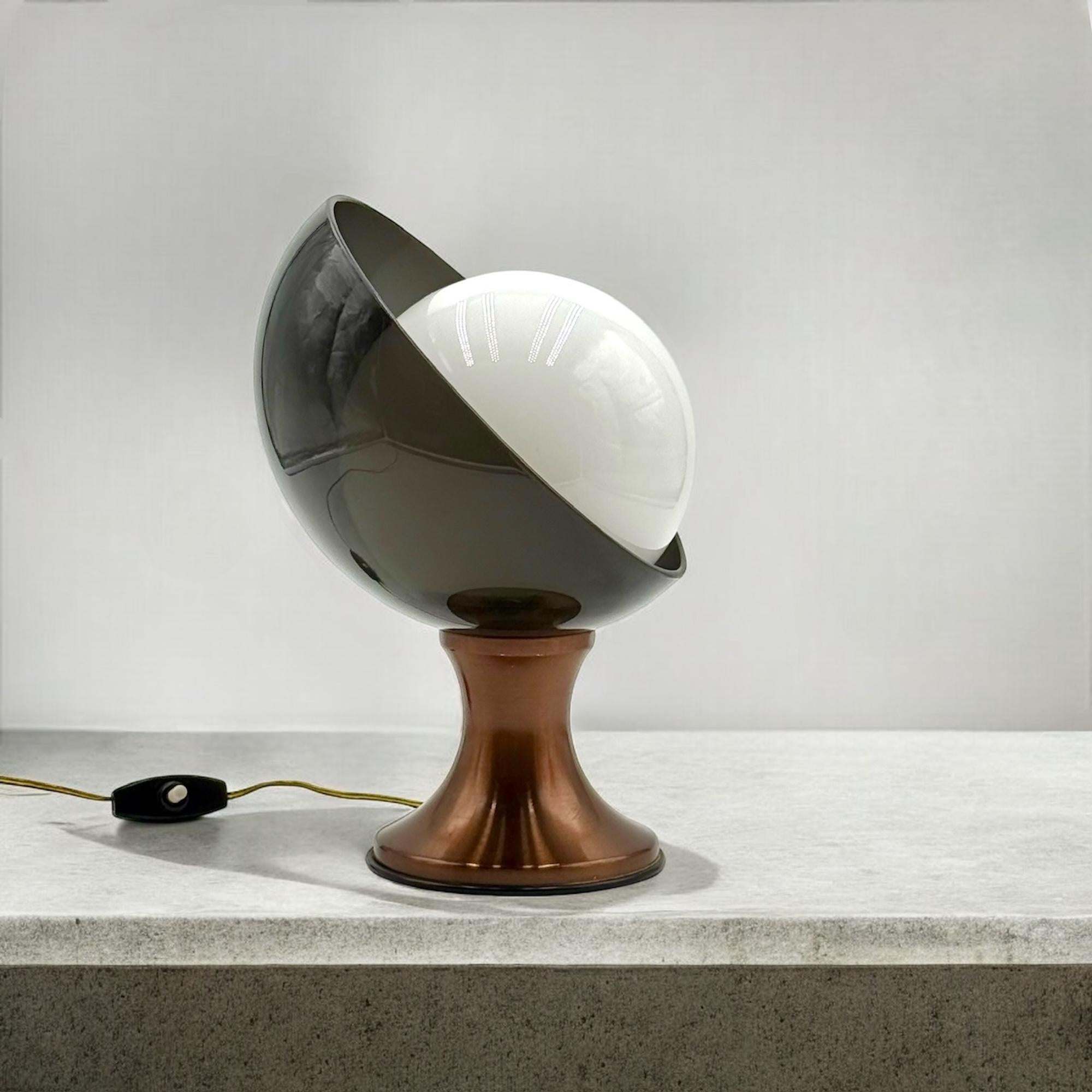 Space Age 70s Table Lamp with Tulip Base and Opaline Glass and Lucite Lampshade For Sale 2