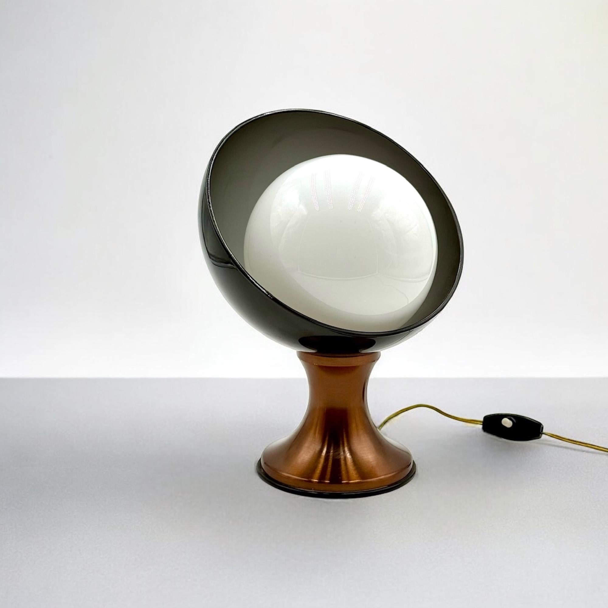 Space Age 70s Table Lamp with Tulip Base and Opaline Glass and Lucite Lampshade For Sale 3