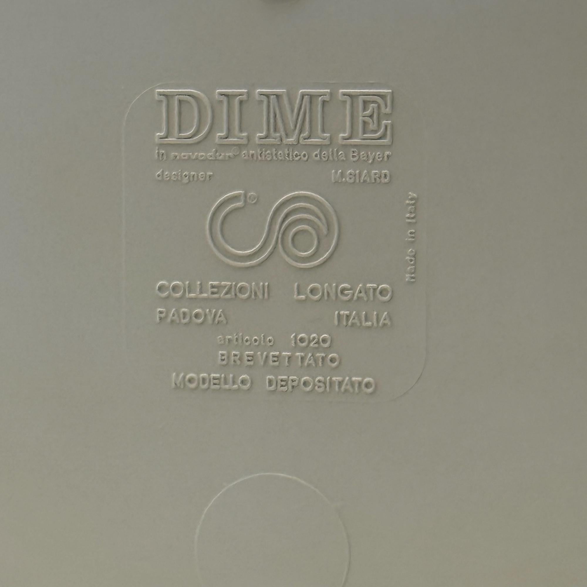 Diseñado por M. Siard para DIME - Collezioni Longato, este contenedor de mesa italiano de los años 70 encarna el espíritu del diseño de la Era Espacial con su forma funcional y su estética minimalista. Fabricada en plástico Novodur beige y apoyada