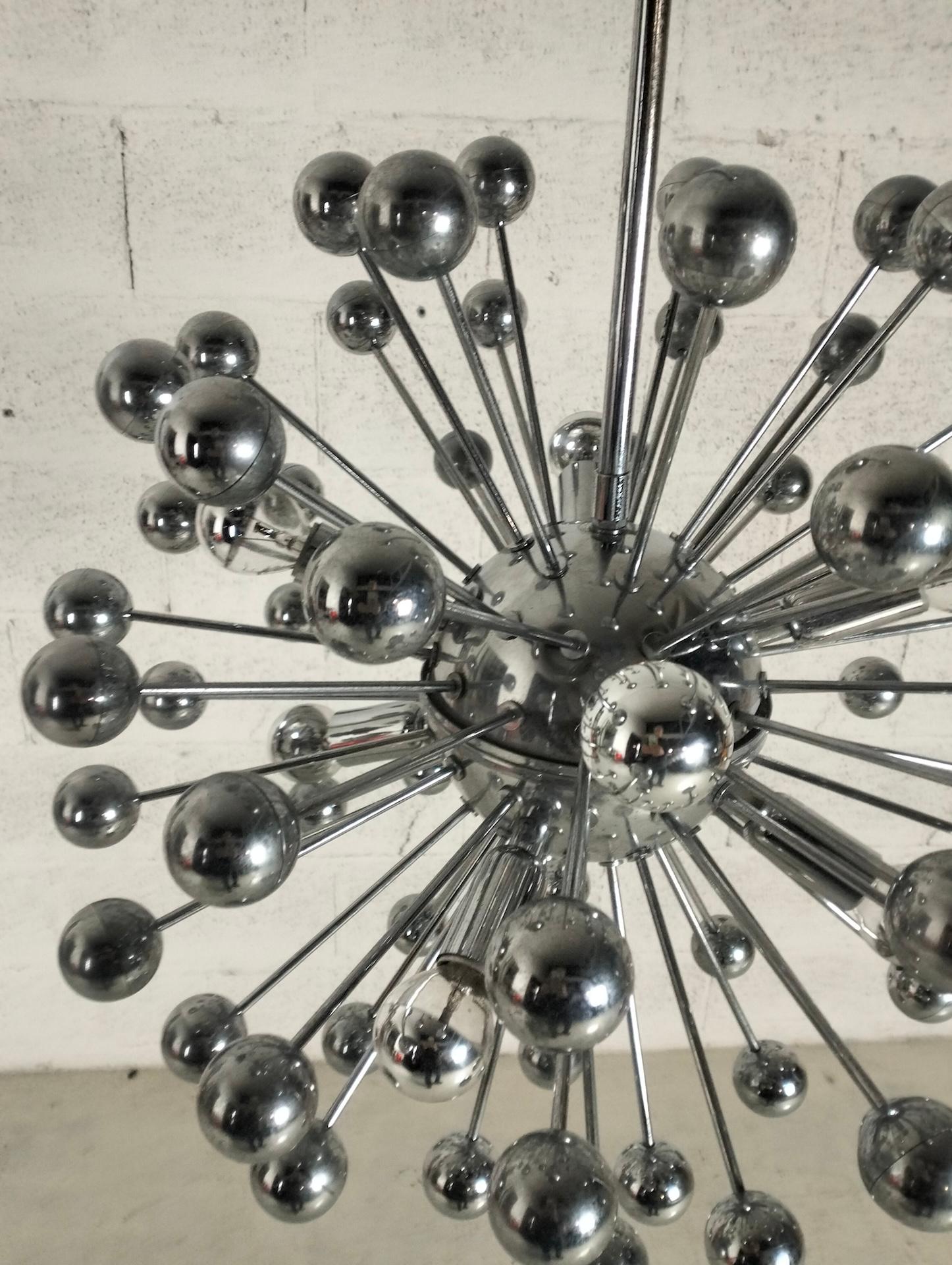 Italiano Lampadario Space AGE a 8 luci Sputnik in acciaio cromato, anni '70 in vendita