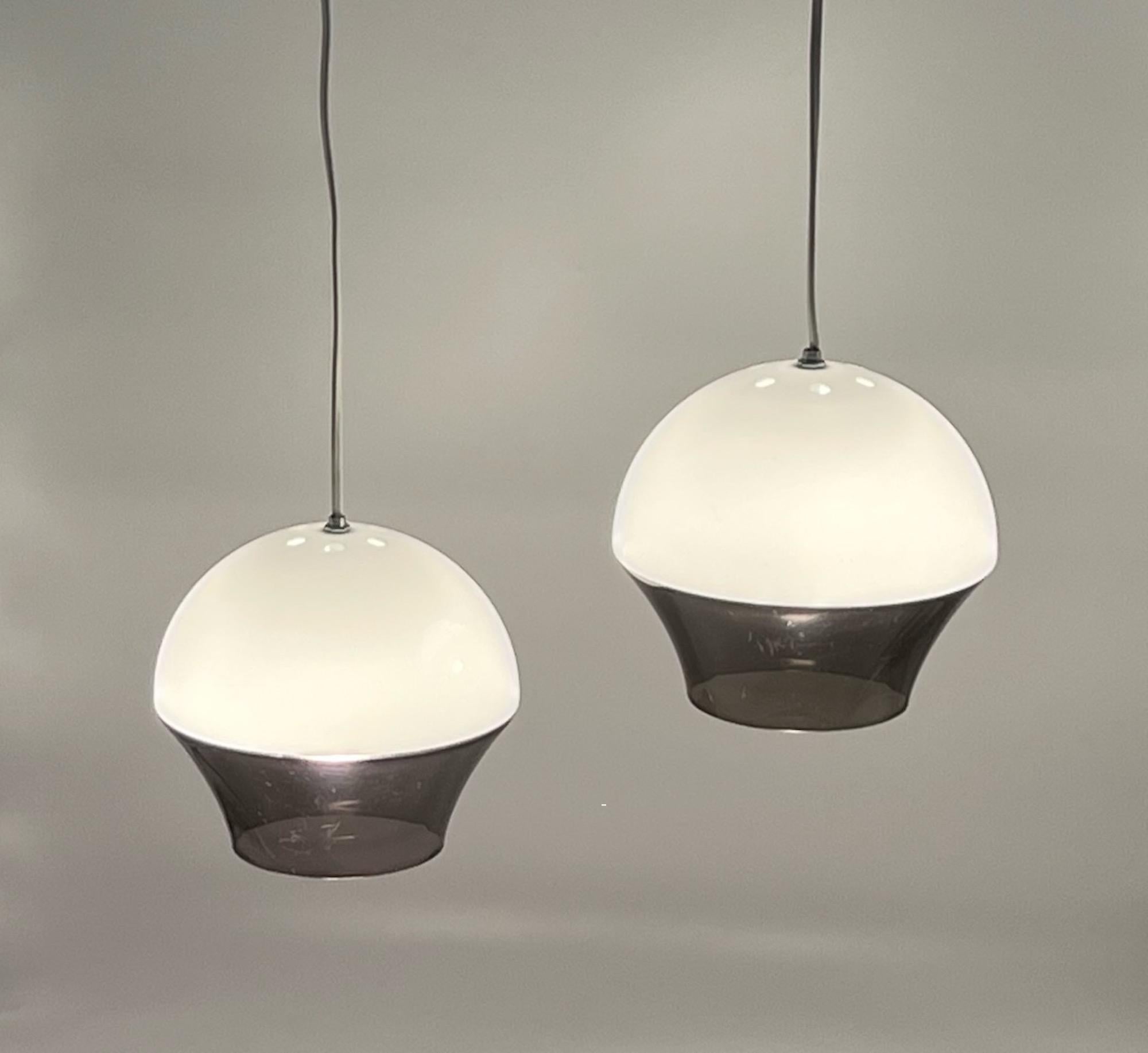 Fin du 20e siècle Lampes suspendues « Flying Saucer » en acrylique de l'ère spatiale, 1970, lot de 2 en vente
