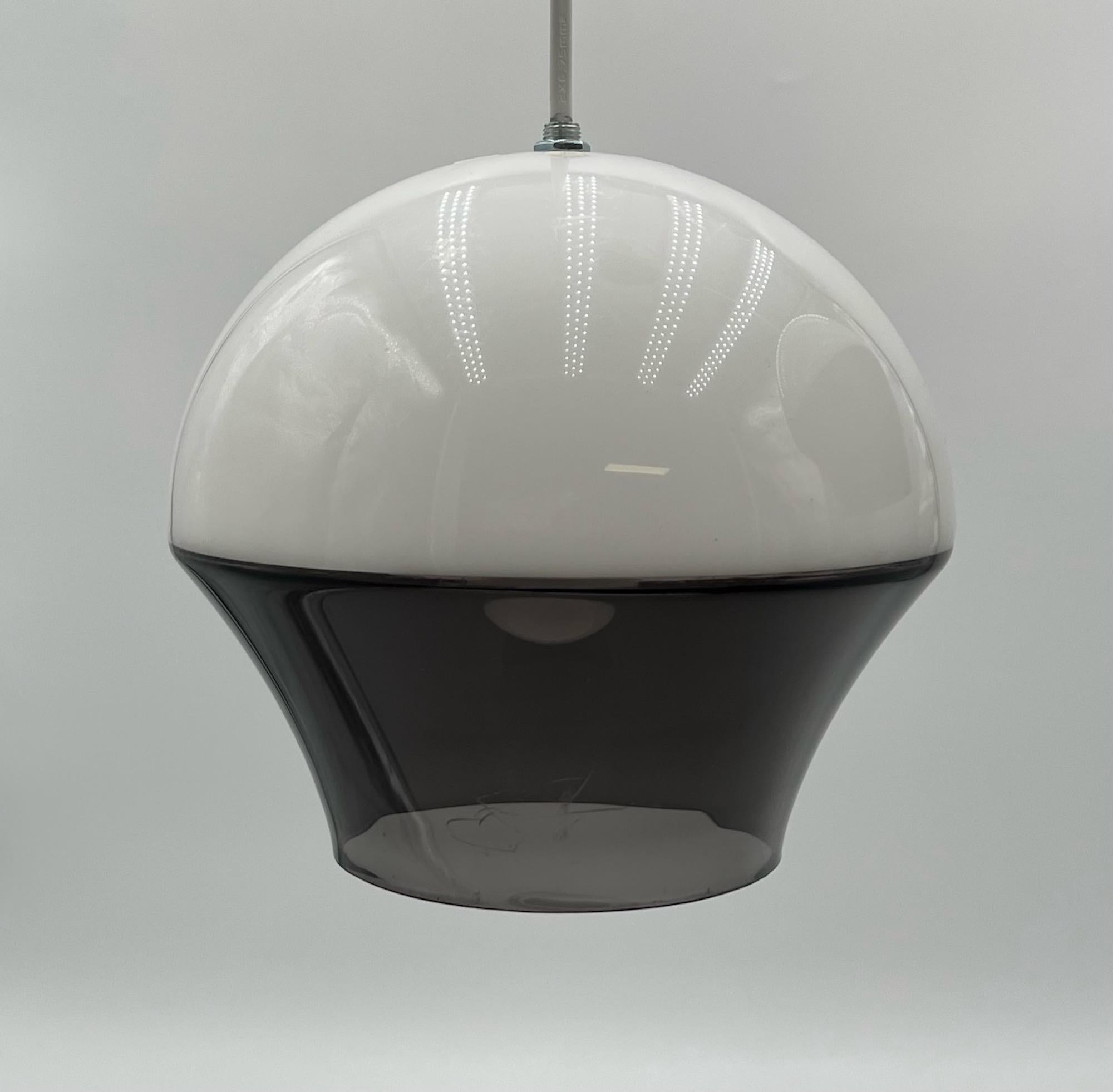 Lampes suspendues « Flying Saucer » en acrylique de l'ère spatiale, 1970, lot de 2 en vente 2