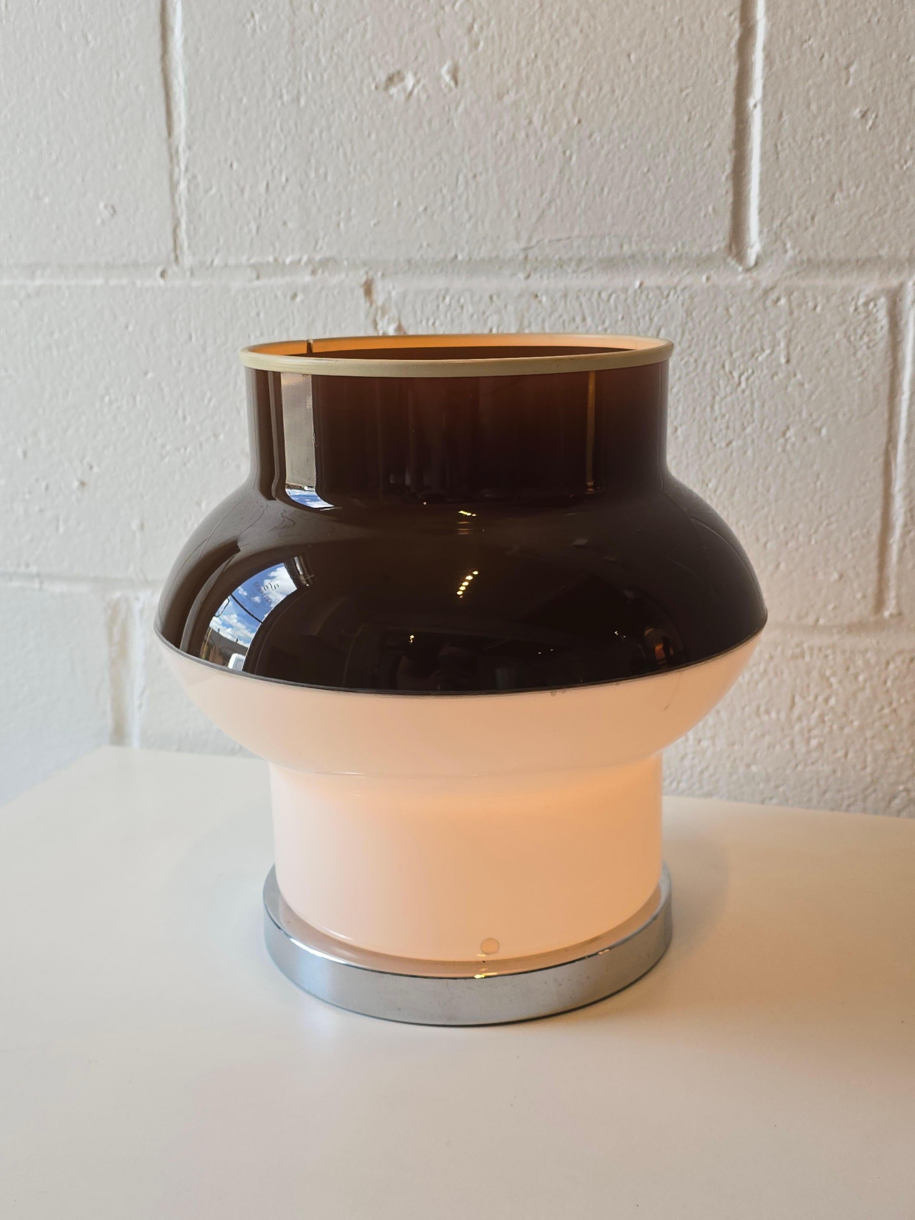 Space Age Acryl-Tischlampe, Harvey Guzzini zugeschrieben (Sonstiges) im Angebot