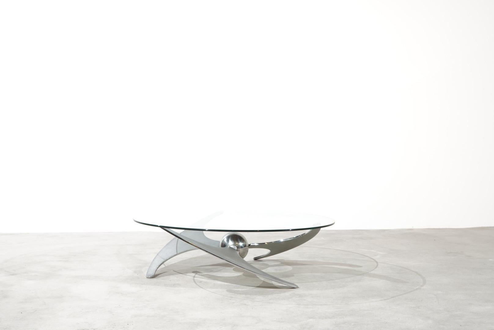 The height may be adjusted by turning the ball.
Steel base and Glass Top.
Dining table H 75 cm
Coffee table height 46 cm
diameter glass 120 cm.