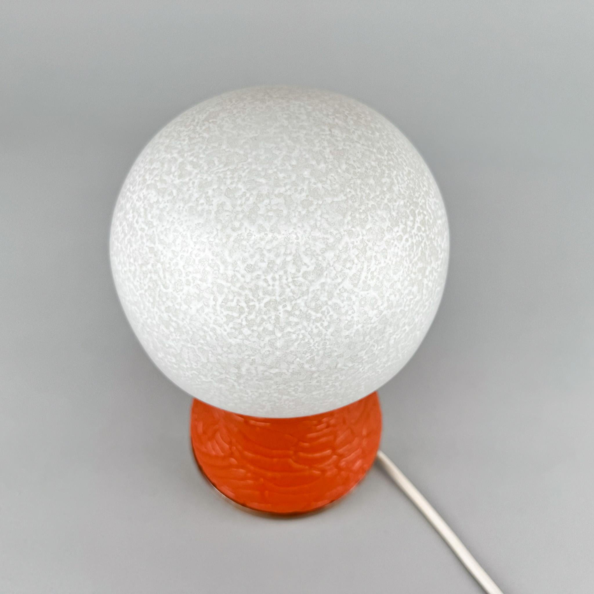 Lampada da tavolo a fungo interamente in vetro A Space Age di Karin Korn per VEB, Germania, Label in vendita 4
