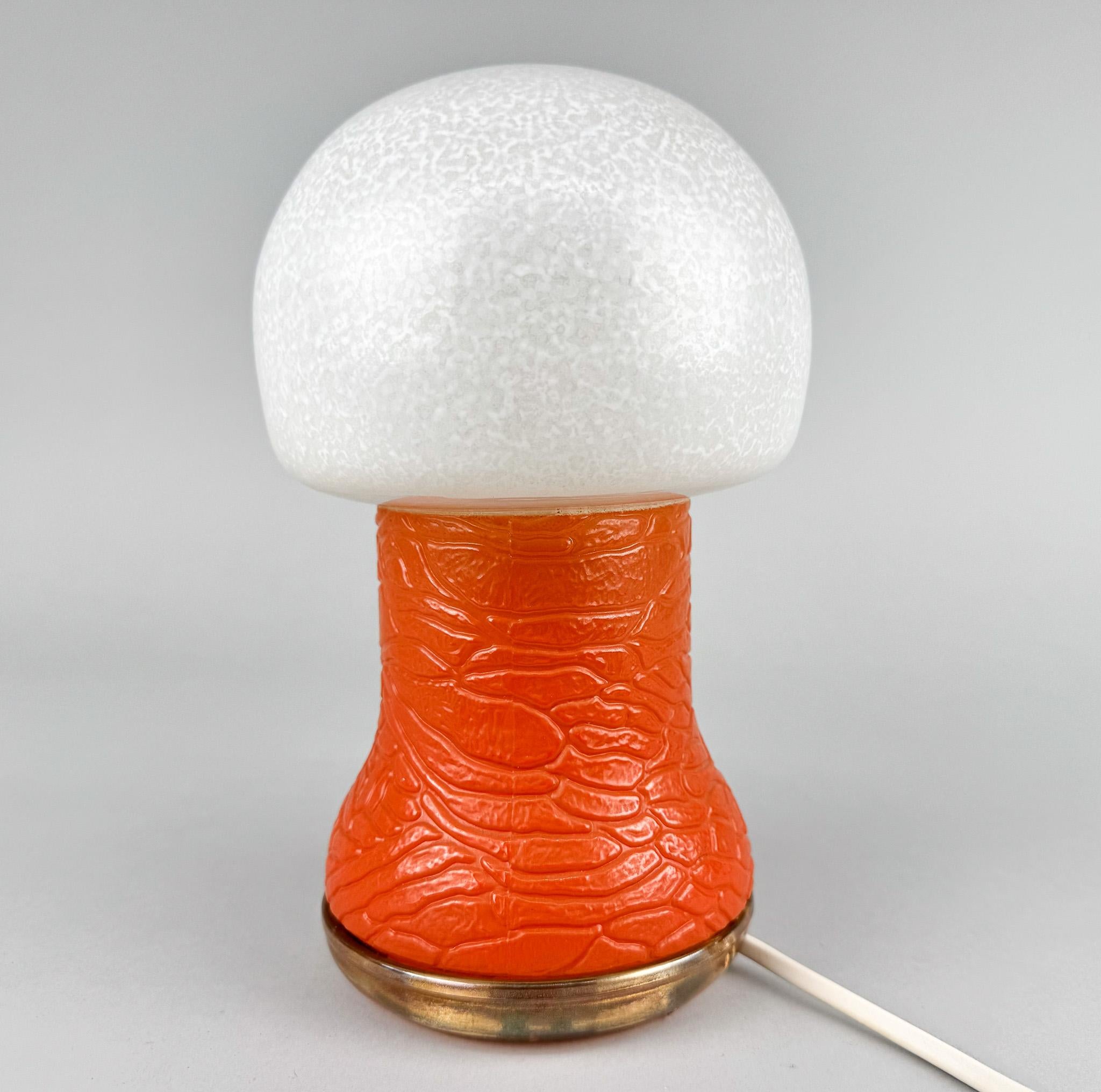 Lampada da tavolo di metà secolo interamente in vetro prodotta da VEB in Germania negli anni '60 e disegnata da Karin Korn. Condizioni vintage molto buone con l'interruttore originale e l'etichetta originale in basso. Lampadina: 1 x E26 (E27). 