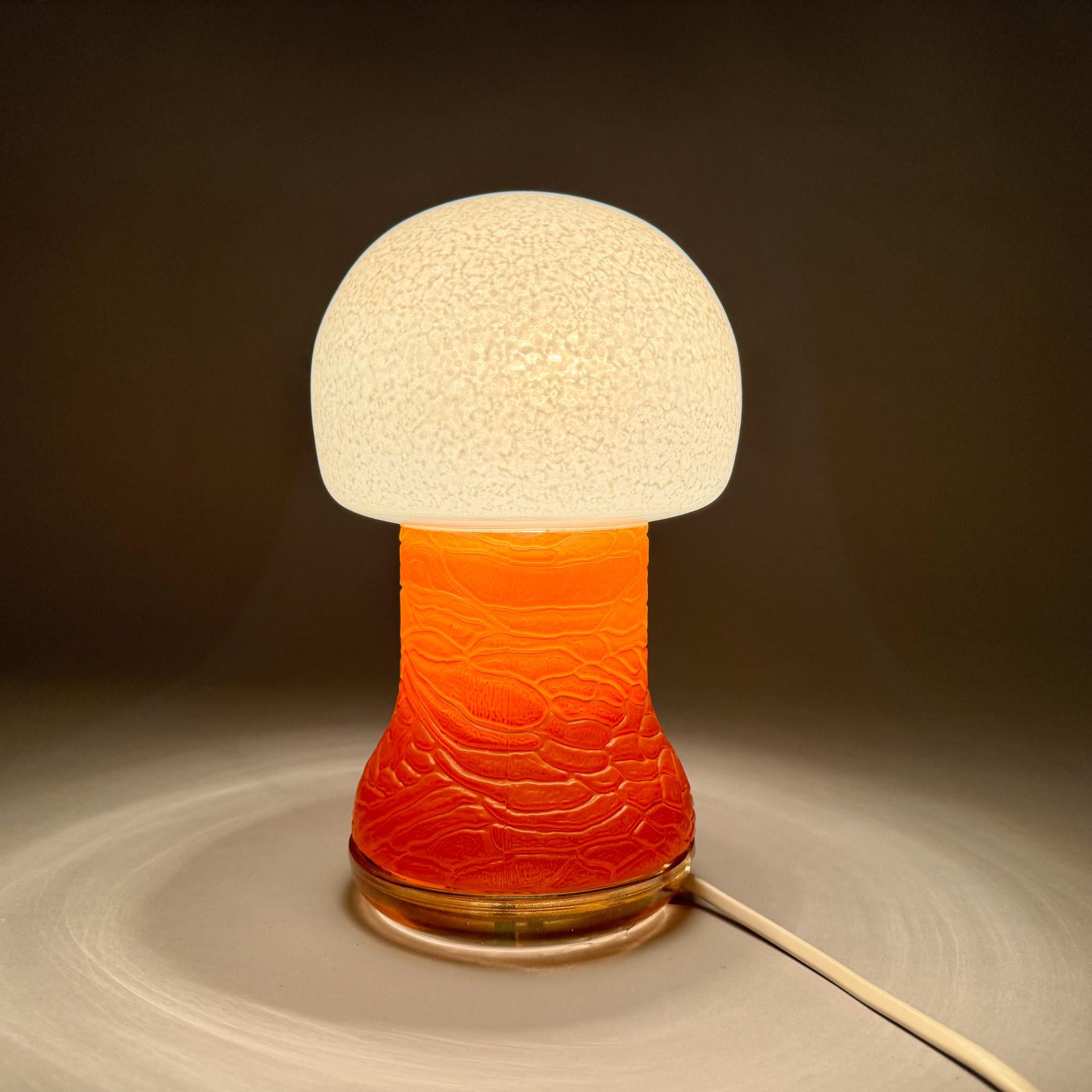 Tedesco Lampada da tavolo a fungo interamente in vetro A Space Age di Karin Korn per VEB, Germania, Label in vendita