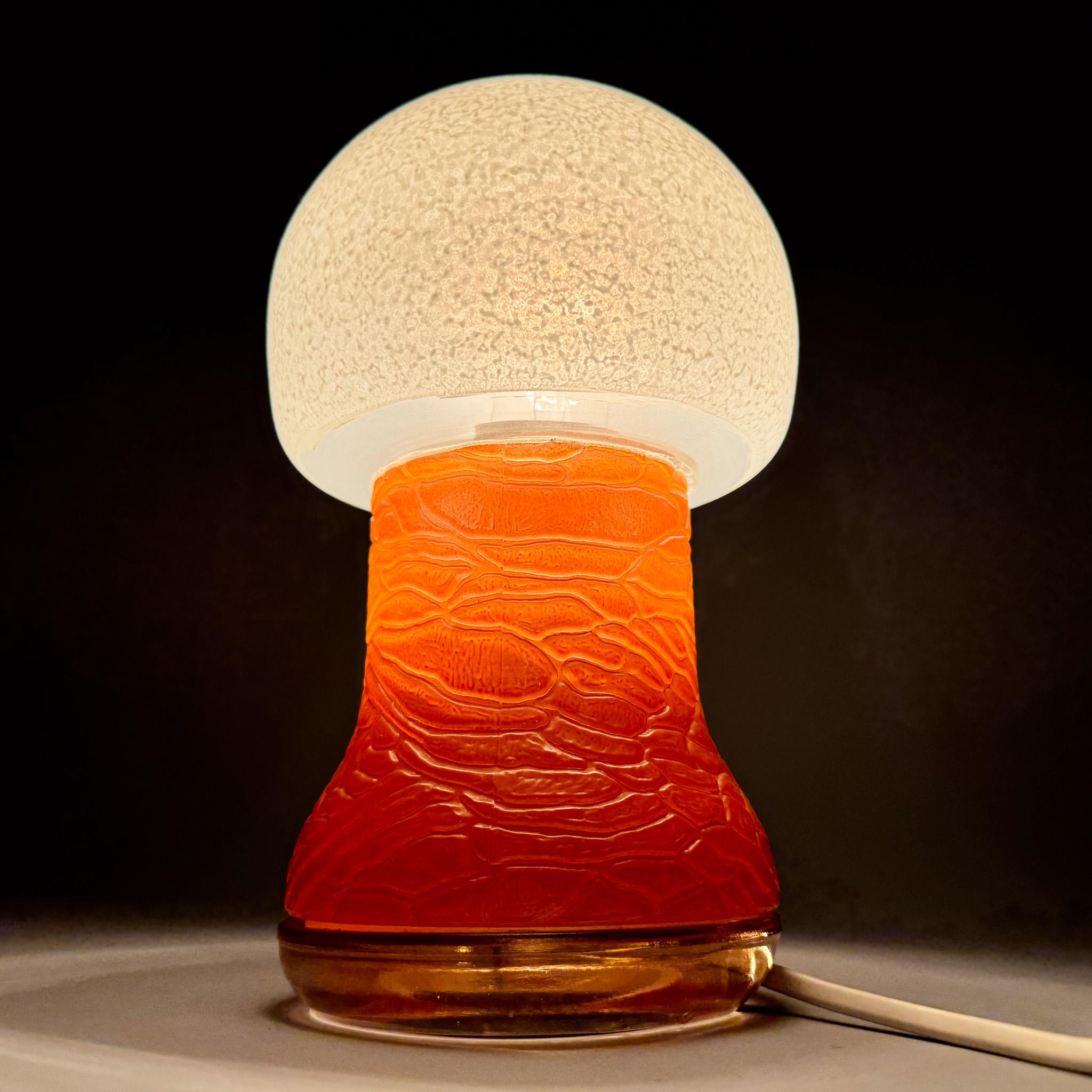 Lampada da tavolo a fungo interamente in vetro A Space Age di Karin Korn per VEB, Germania, Label In condizioni buone in vendita a Praha, CZ