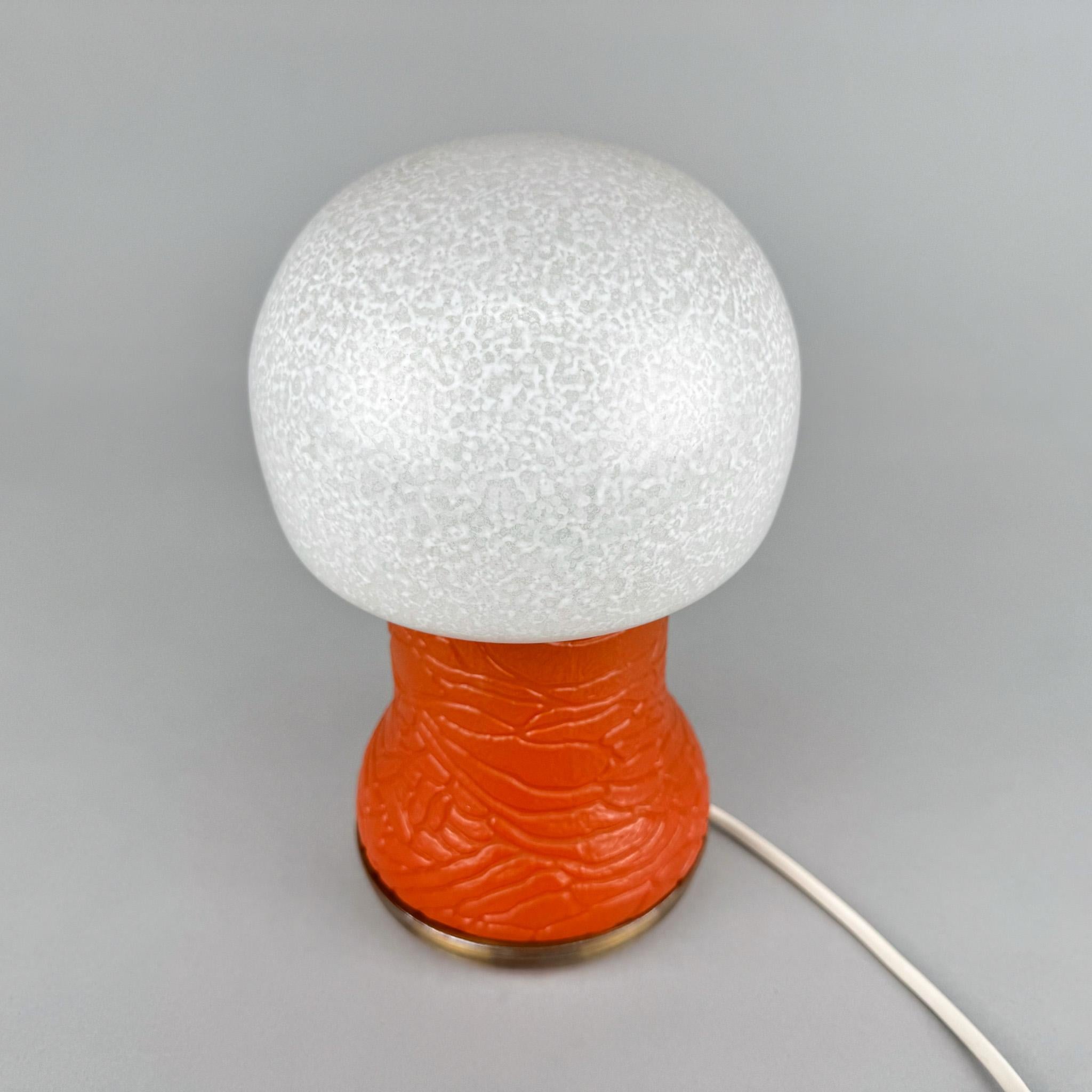 Lampada da tavolo a fungo interamente in vetro A Space Age di Karin Korn per VEB, Germania, Label in vendita 2