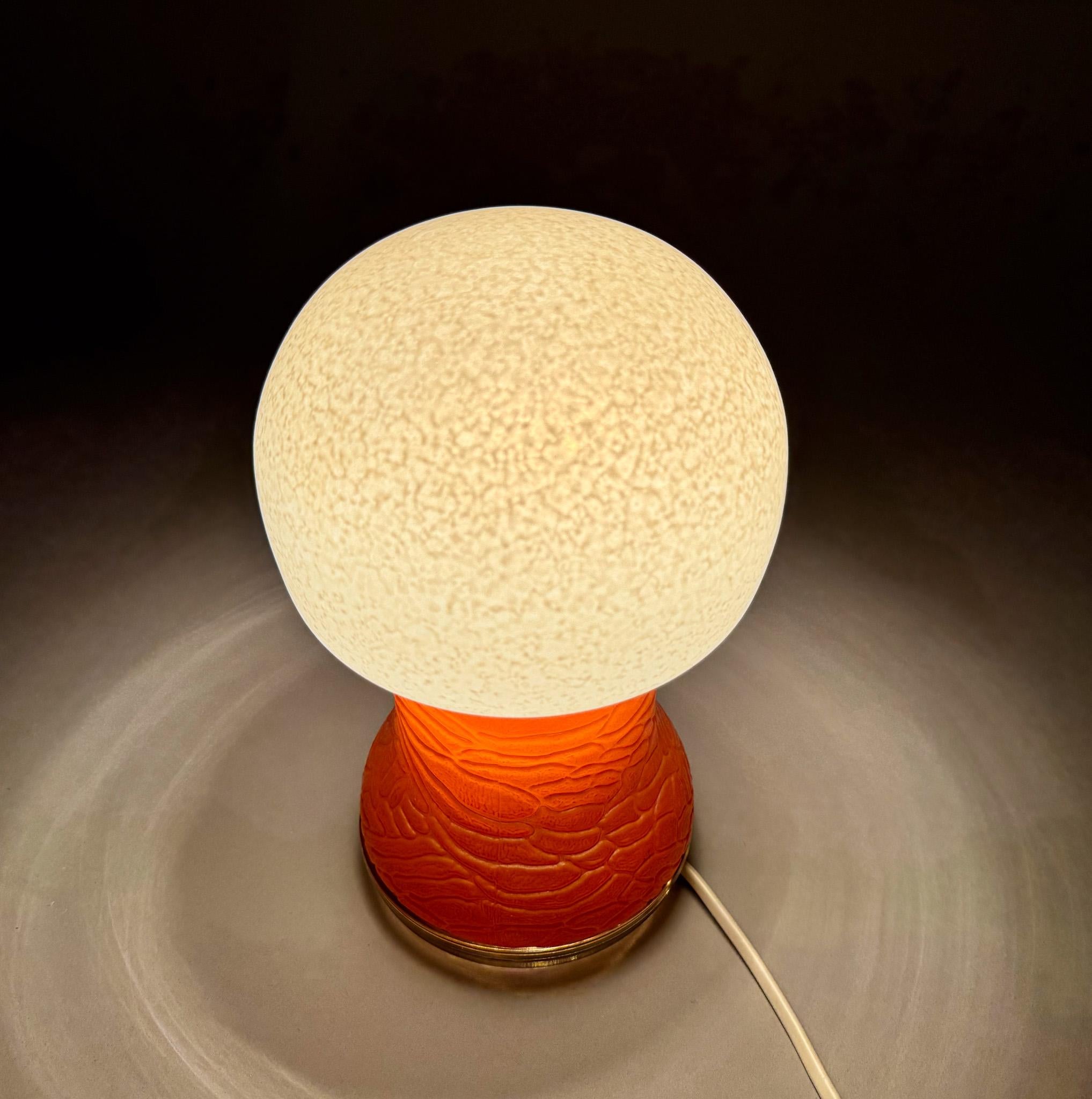 Lampada da tavolo a fungo interamente in vetro A Space Age di Karin Korn per VEB, Germania, Label in vendita 3