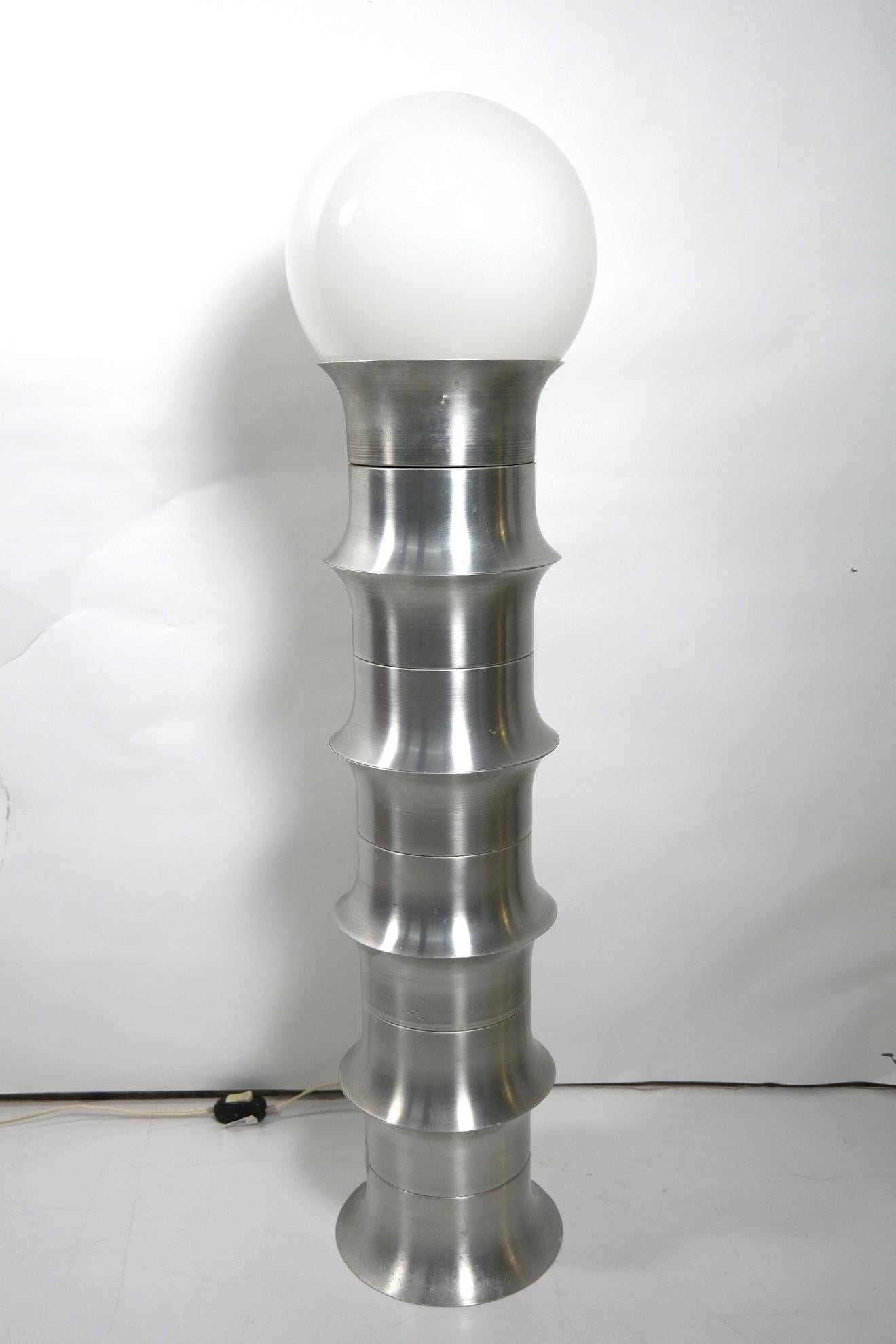Dieses Designerstück aus den 1970er Jahren hat einen Aluminiumkörper mit einem großen weißen Glasschirm. Das Space Age Design wurde von Percz B. entworfen und mit einem Papierstempel signiert. Toller Zustand:: einige kleinere Schrammen:: Verblassen