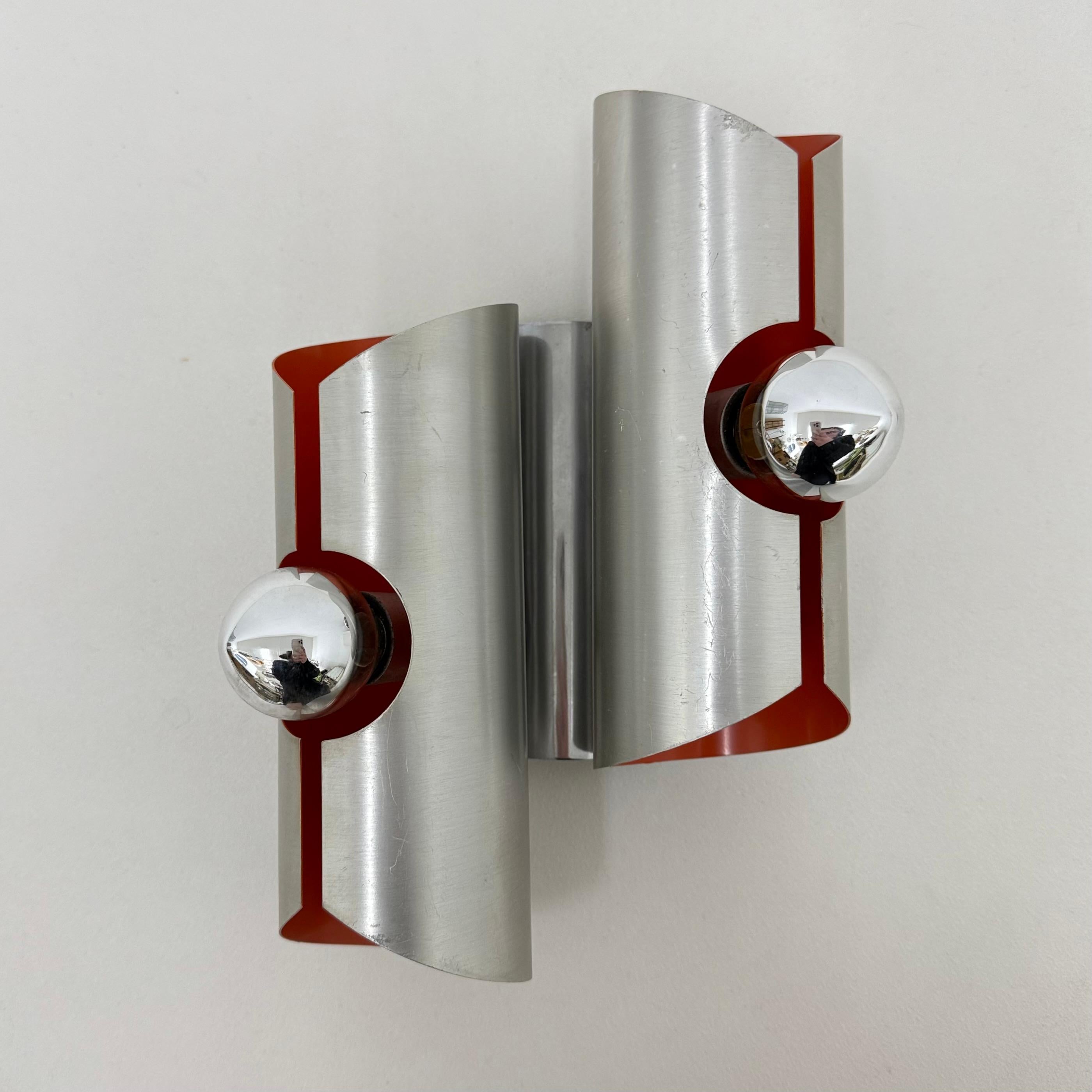 Mid-Century moderno Applique da parete in alluminio con interno arancione, anni '70 in vendita